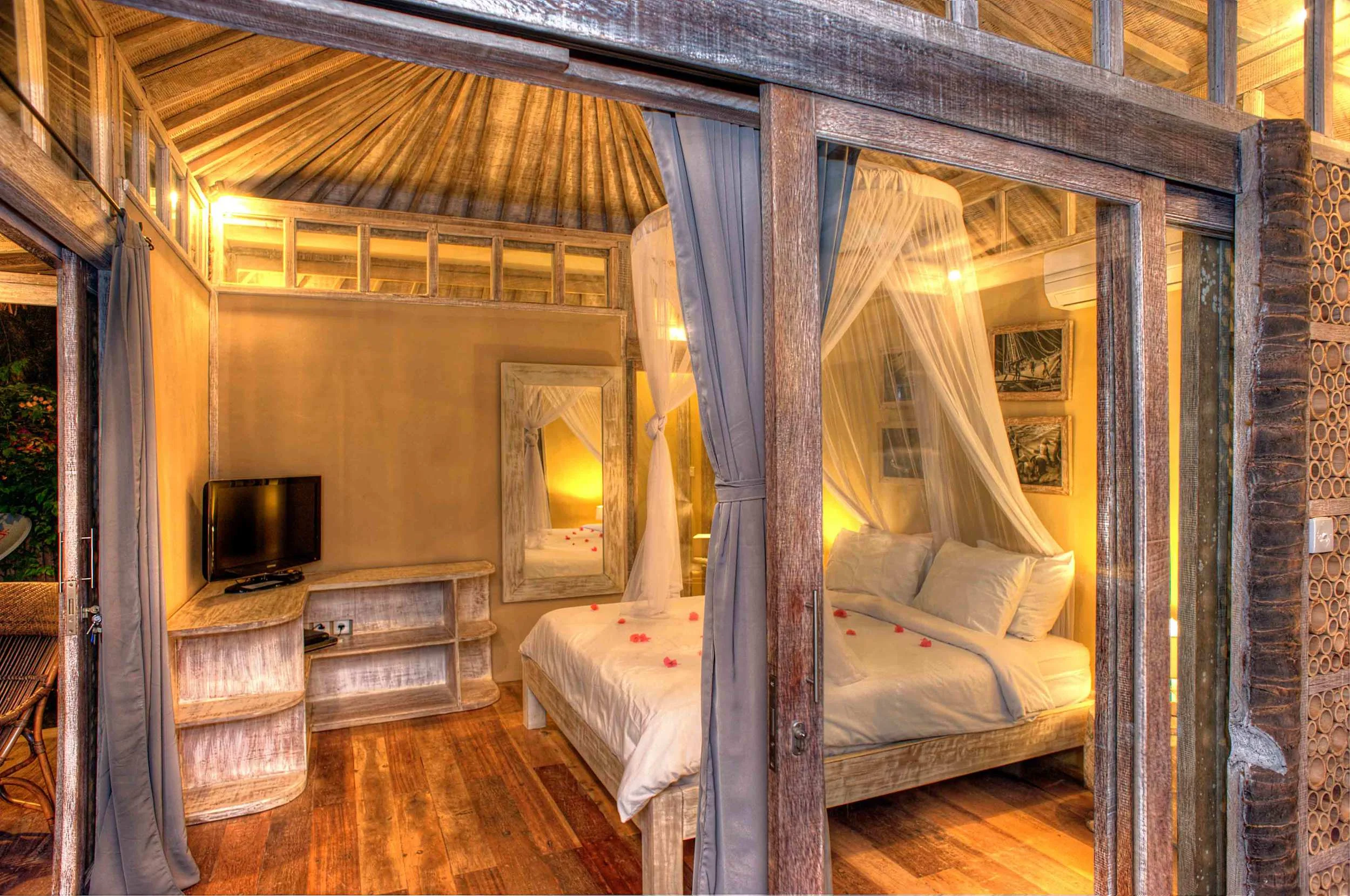 Bedroom king size bed by night - Les Villas Ottalia