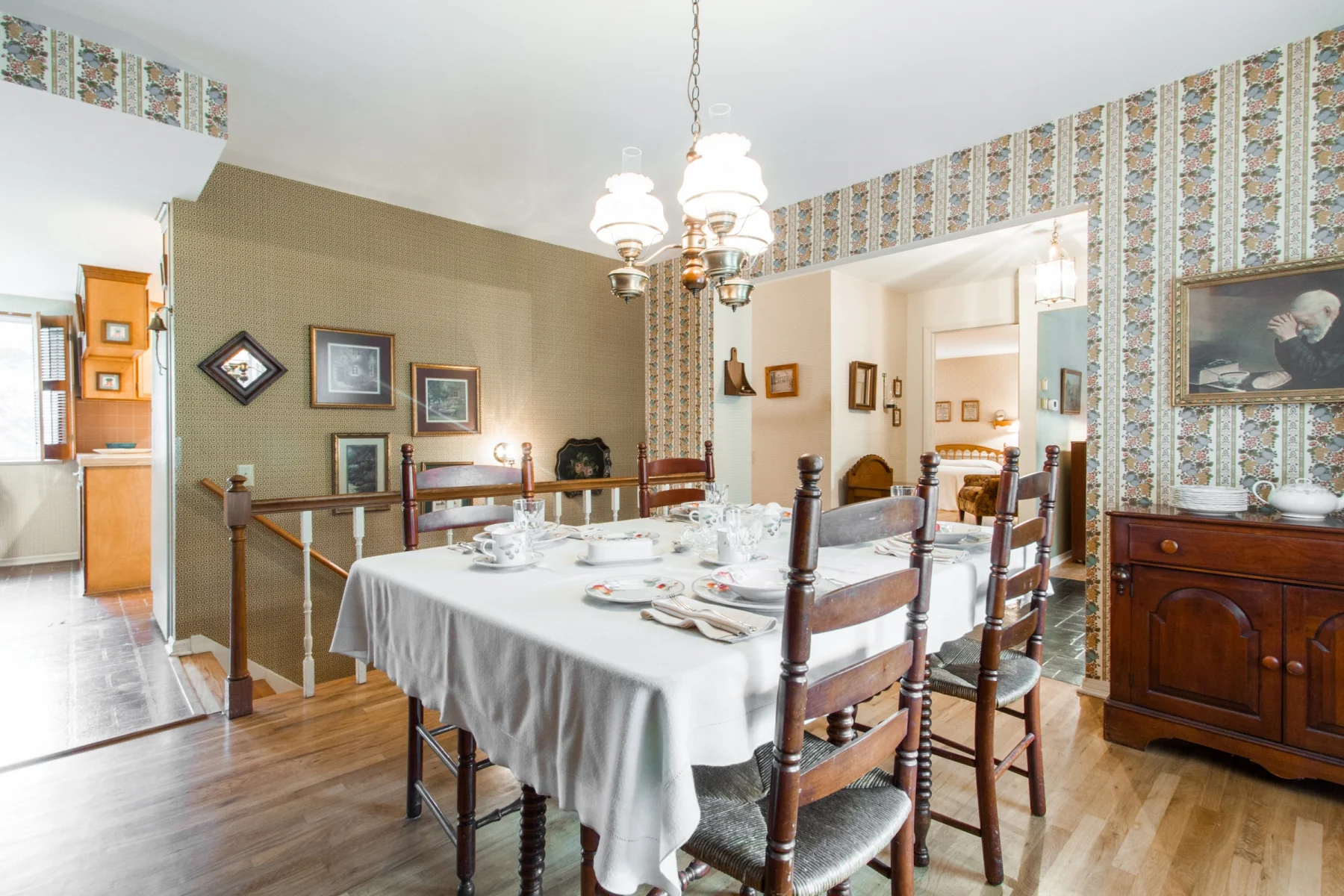Dining-Room_1800x1200_2697583.jpg