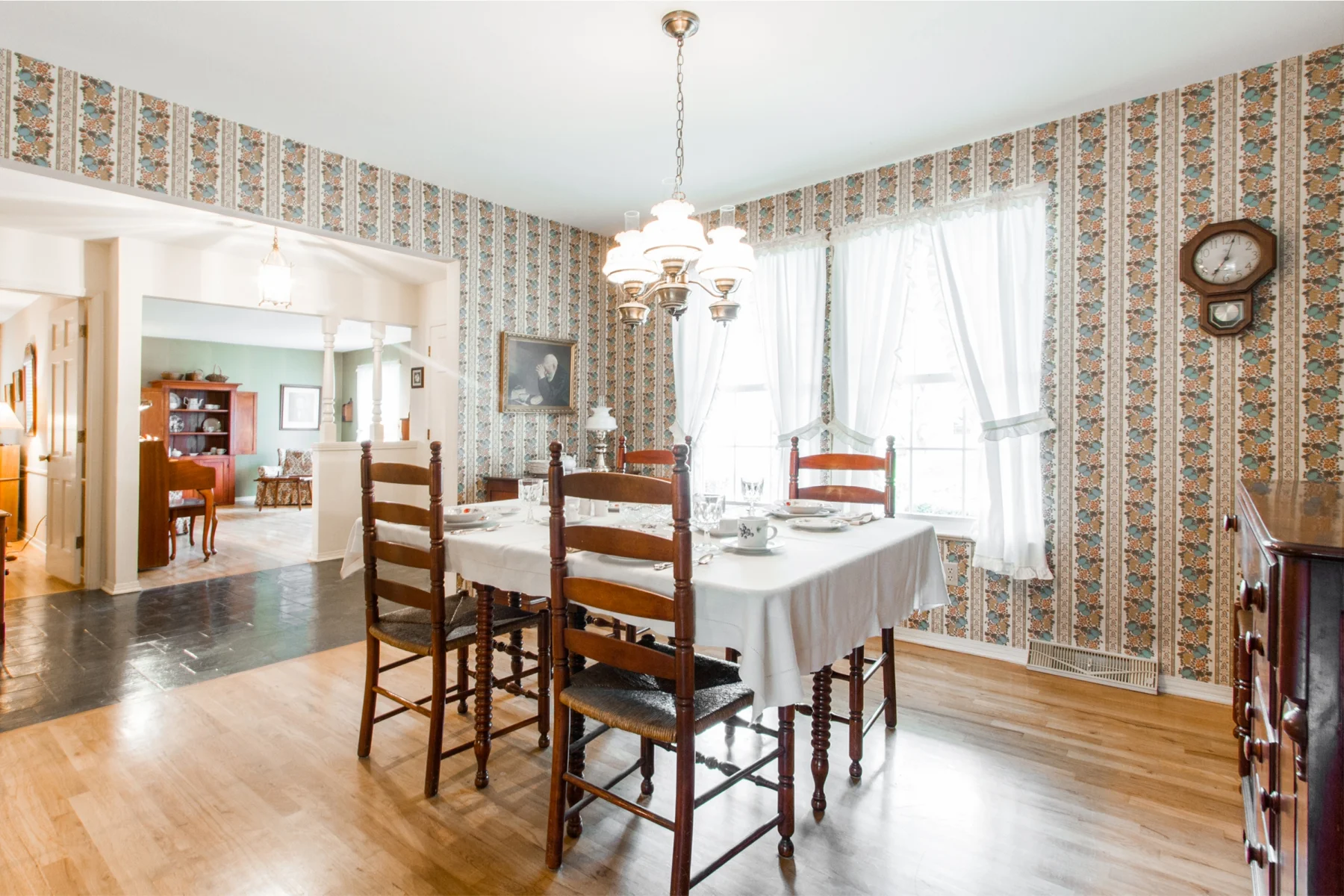 Dining-Room_1800x1200_2697582.jpg