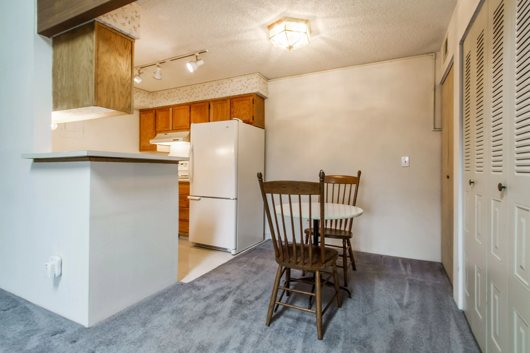 Dining-Room_1800x1200_2694128.jpg