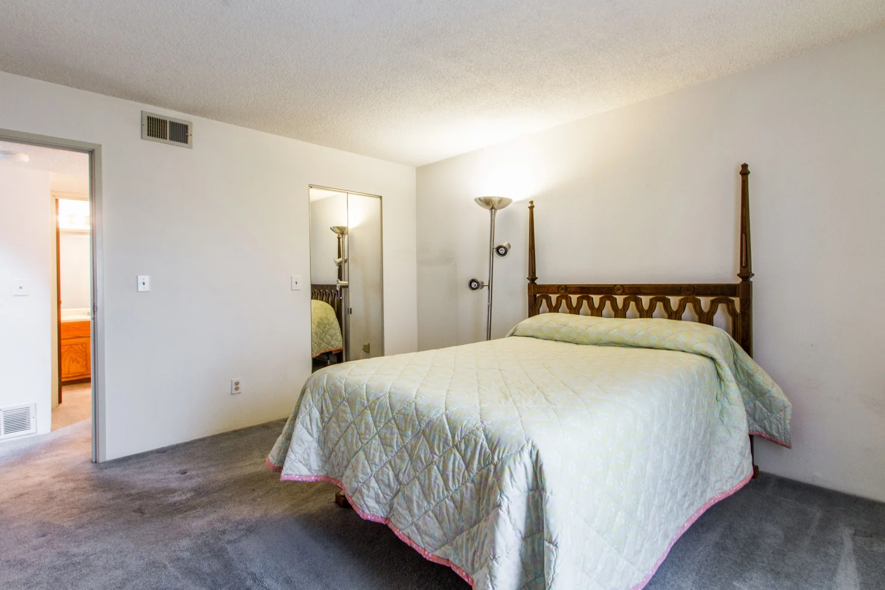 Bedroom_1800x1200_2694123.jpg