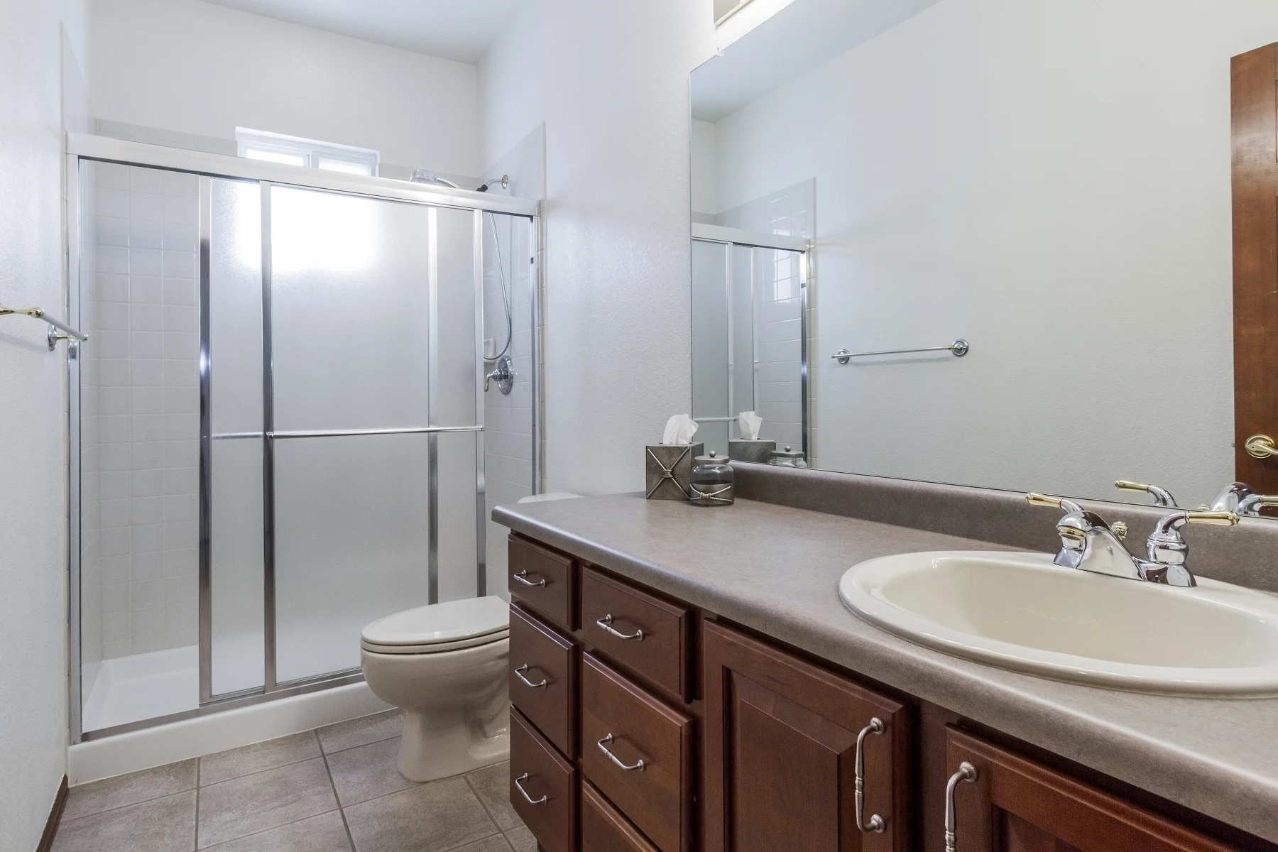 G Bathroom_1800x1200_2762538.jpg