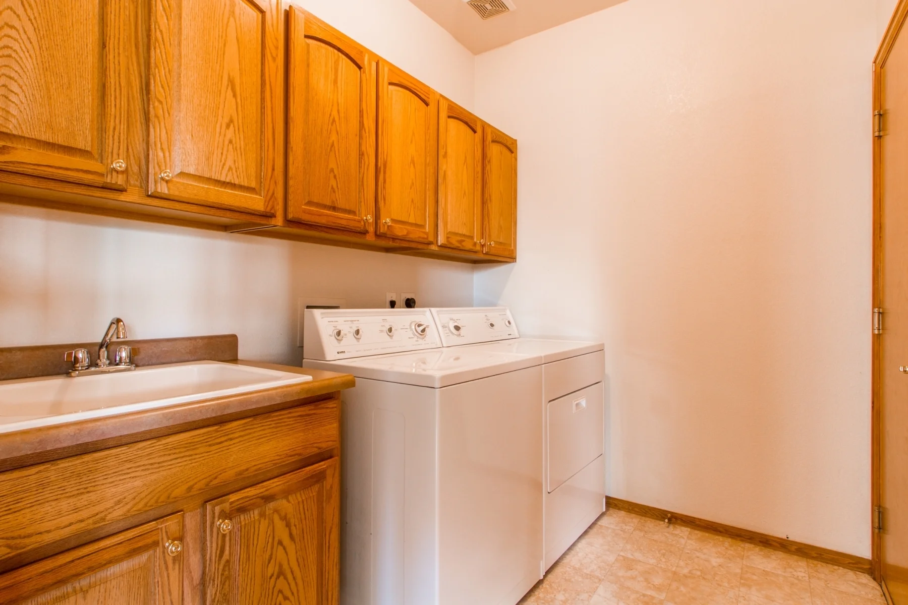 Laundry-Room_1800x1200_2794118.jpg