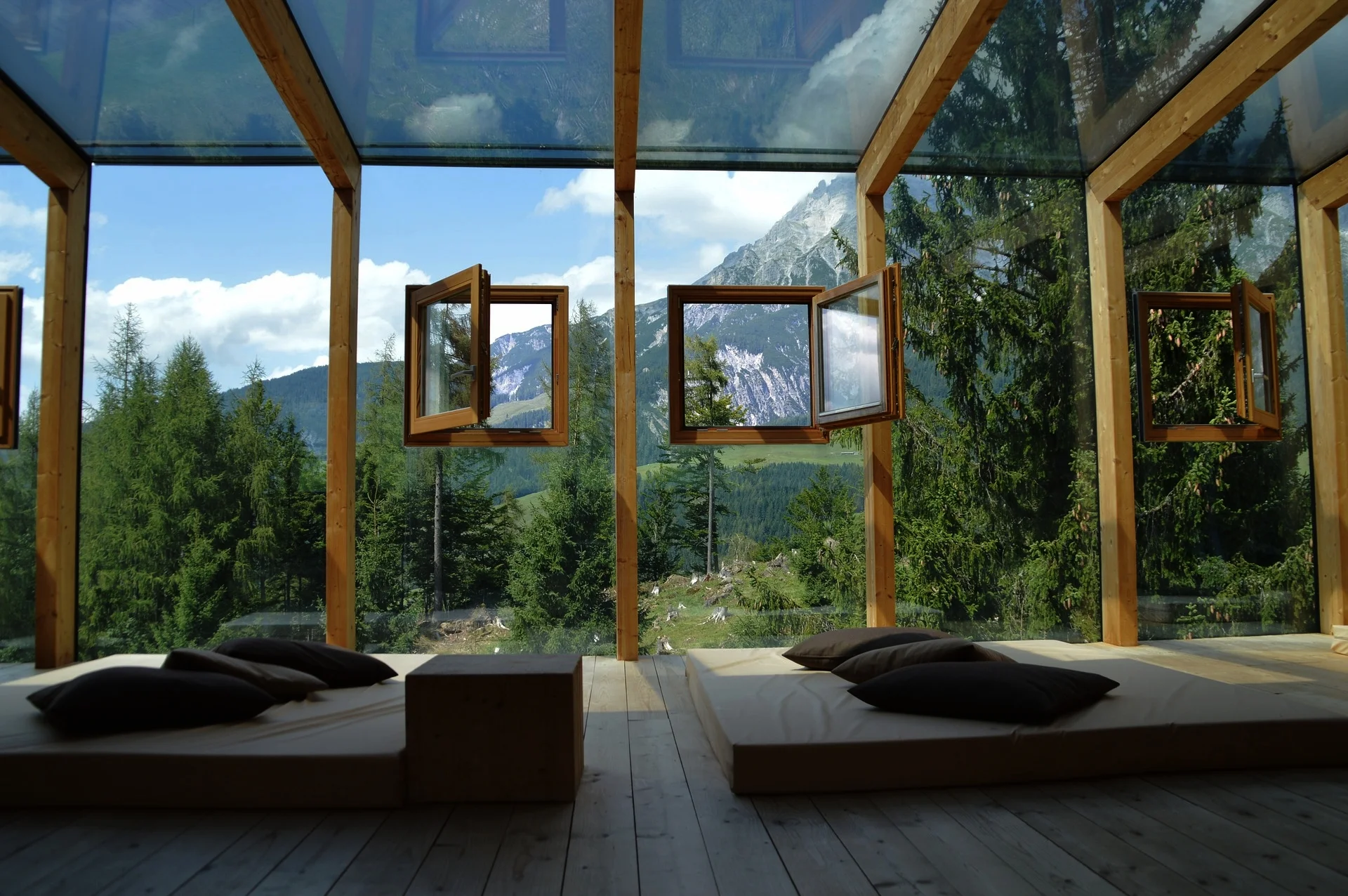 window-3178666_1920.jpg
