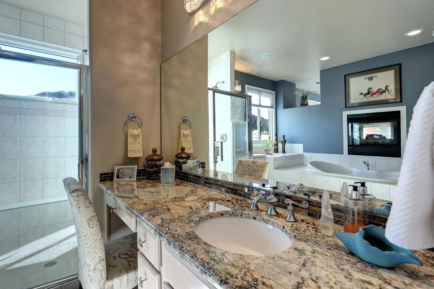 6645 Bright Water Trail-large-038-046-Master Bathroom-1500x1000-72dpi.jpg