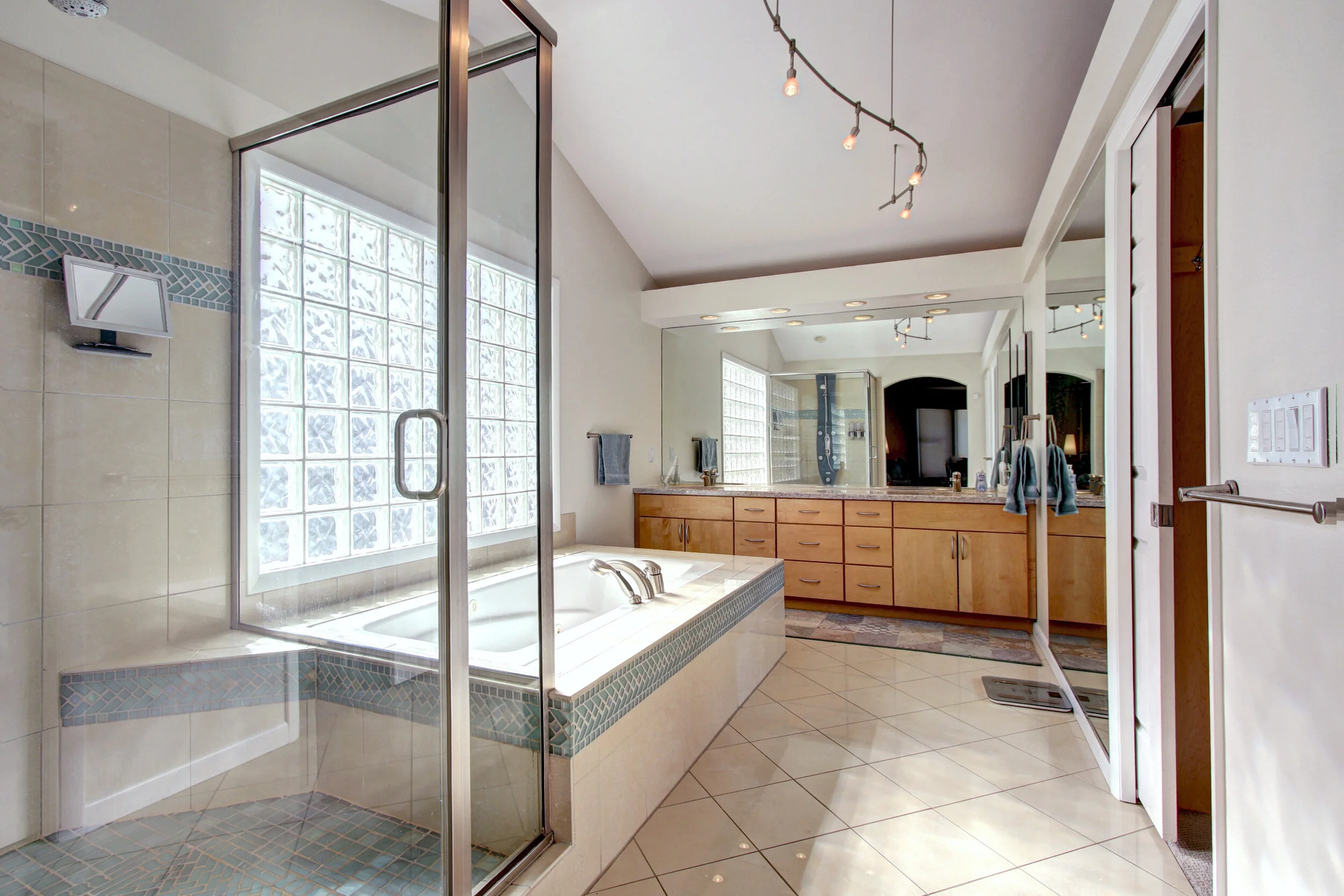 4712 E Pinewood Cir Centennial-print-032-023-L 388-3888x2592-300dpi.jpg