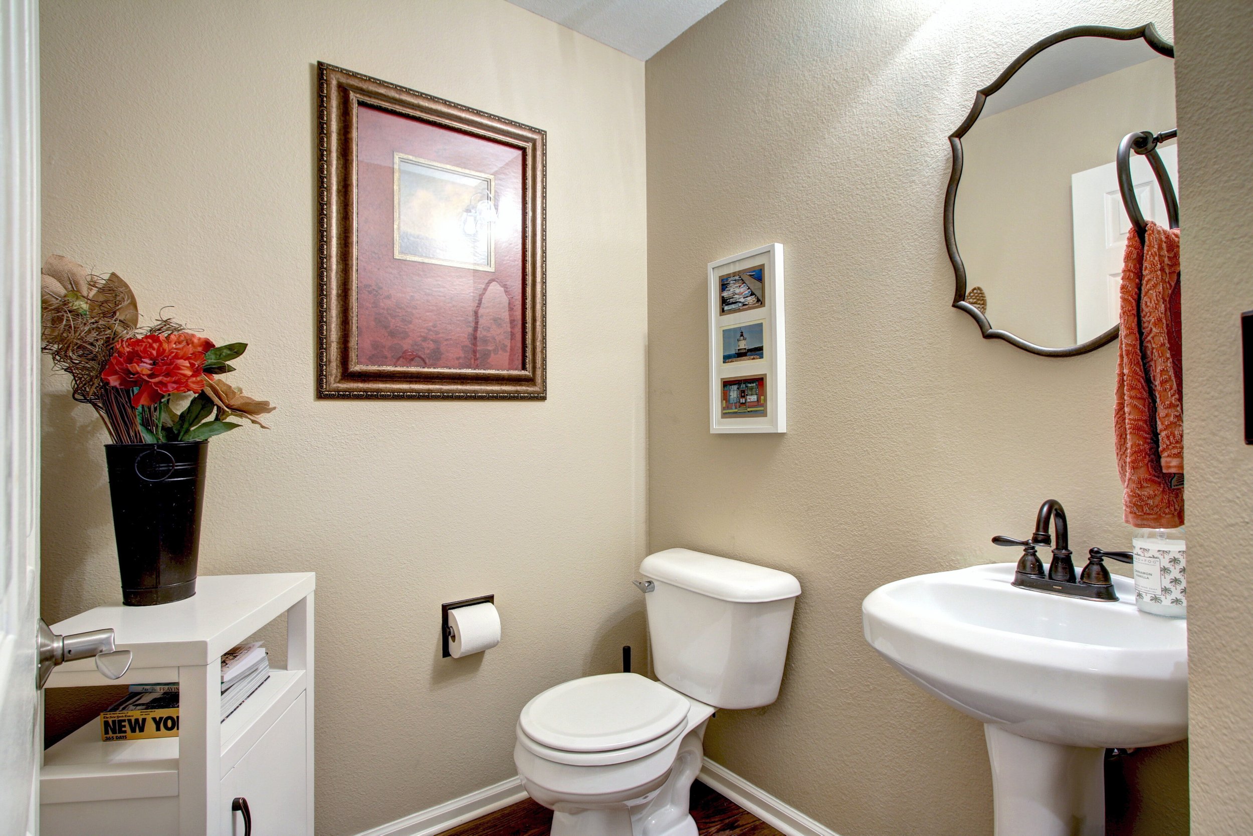 9511 S Hackberry St Highlands-print-022-014-Bathroom-3648x2432-300dpi.jpg