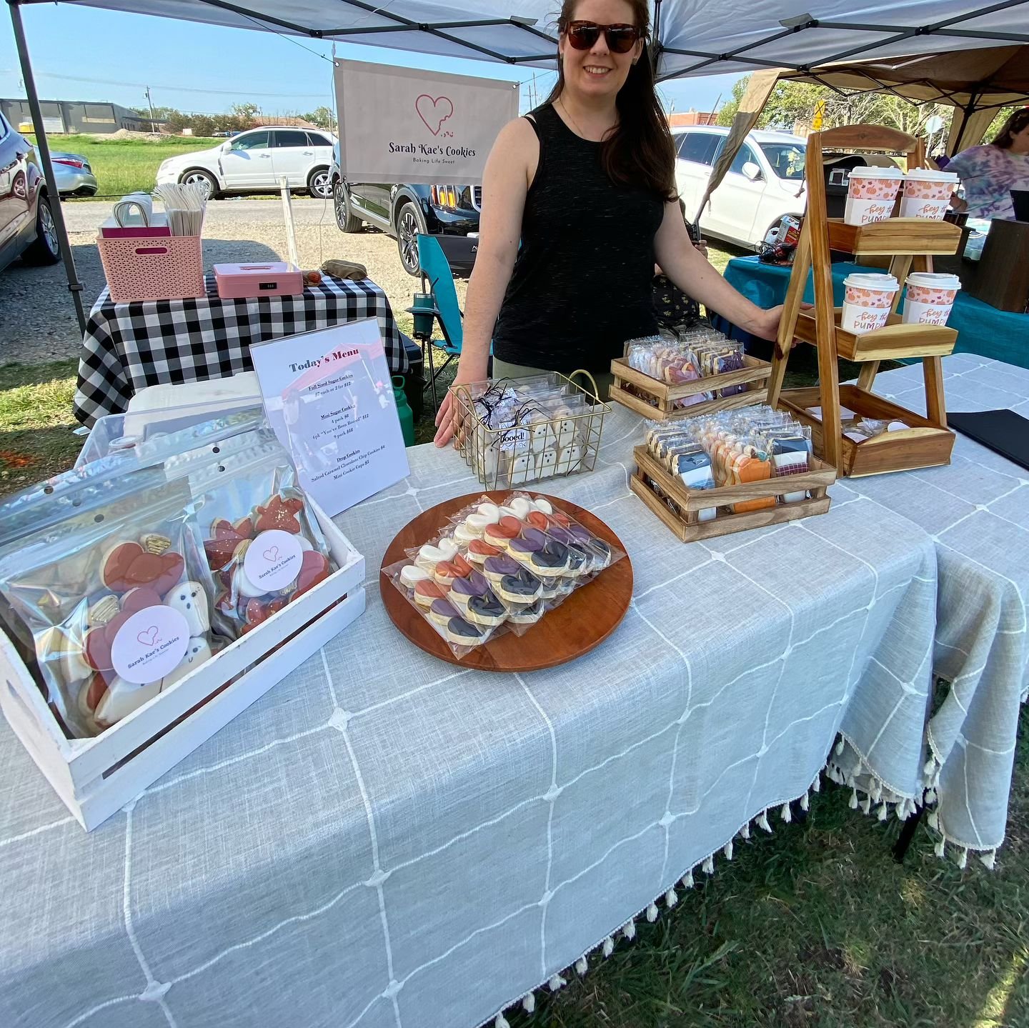 The Downtown Forney Market is OPEN TODAY till 3pm! Come on down and shop 70+ artisan craft vendors featuring baked goods, plants, art, home decor, jewelry, handmade items, food and more! Located on the grounds of the old Murray Cotton Gin 210 E. Broa