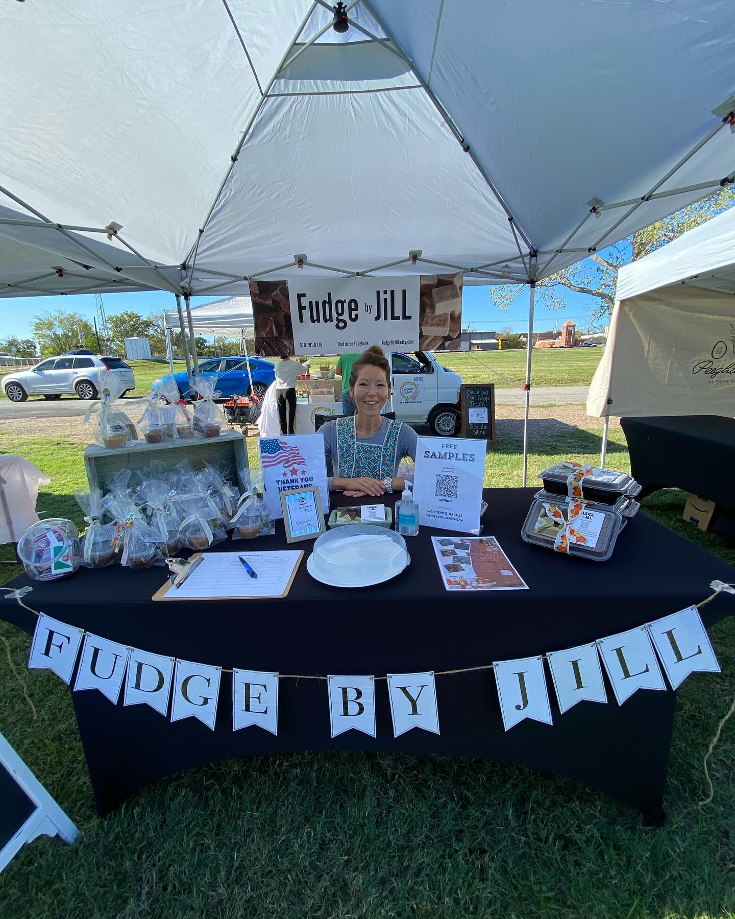 Shop 85+ artisan craft vendors featuring holiday gifts, home decor, candles, soaps, jewelry, homemade craft, food and more! #artisanmade #artisanmarket #forneytx #forneyarts #forneytexas #outdoormarket