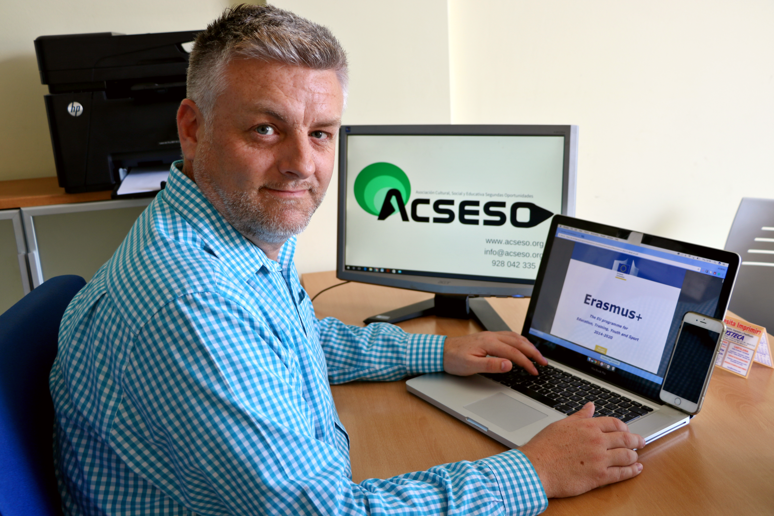 Daniel Dixon en la sede de A.C.S.E.S.O. en Telde