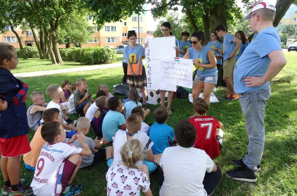 Grupo de voluntarios participando en "Eurobackyards 7" (edición pasada).
