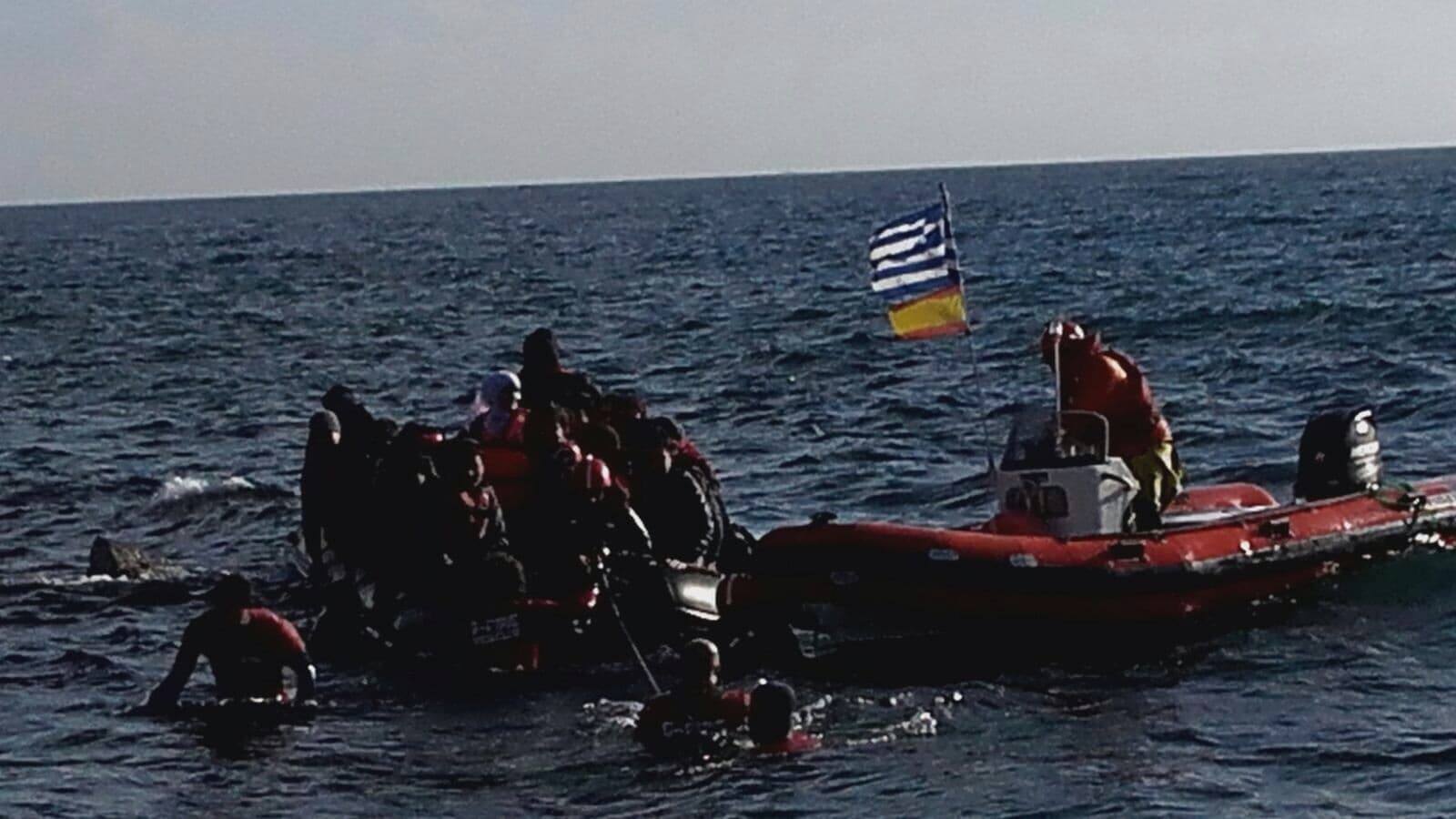 Rescatadores abordando una barcaza en Lesbos