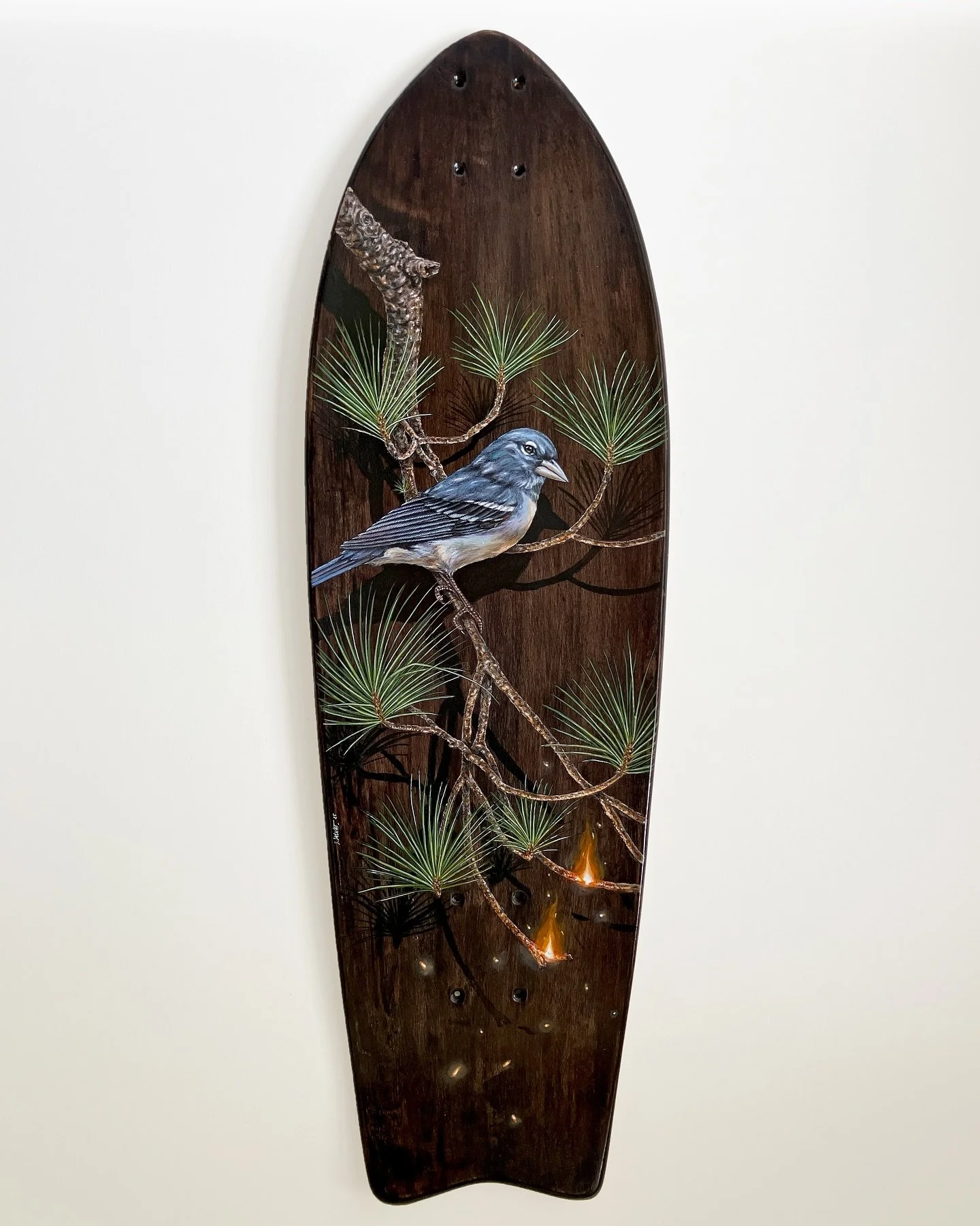 Le Pinz&oacute;n azul, esp&egrave;ce end&eacute;mique des &icirc;les Canaries, fait face chaque ann&eacute;e aux incendies d&eacute;vastateurs qui ravagent les for&ecirc;ts de pins.
Cette &oelig;uvre, peinte sur une planche r&eacute;cup&eacute;r&eacu
