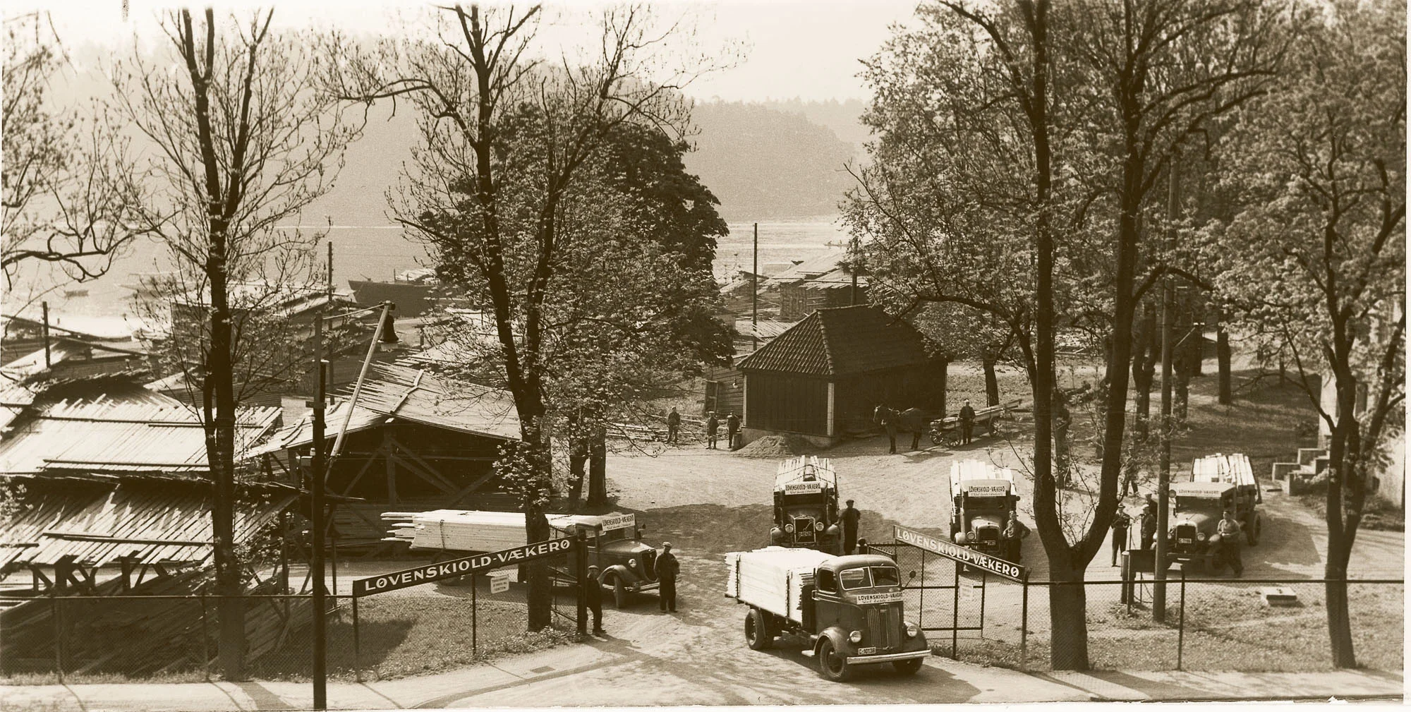 Kapasiteten i de trange lokalene i Torggaten ble raskt sprengt, og den økte virksomheten førte til bygging av et nytt sentrallager på Vækerø utenfor bykjernen, som ble tatt i bruk i 1964.