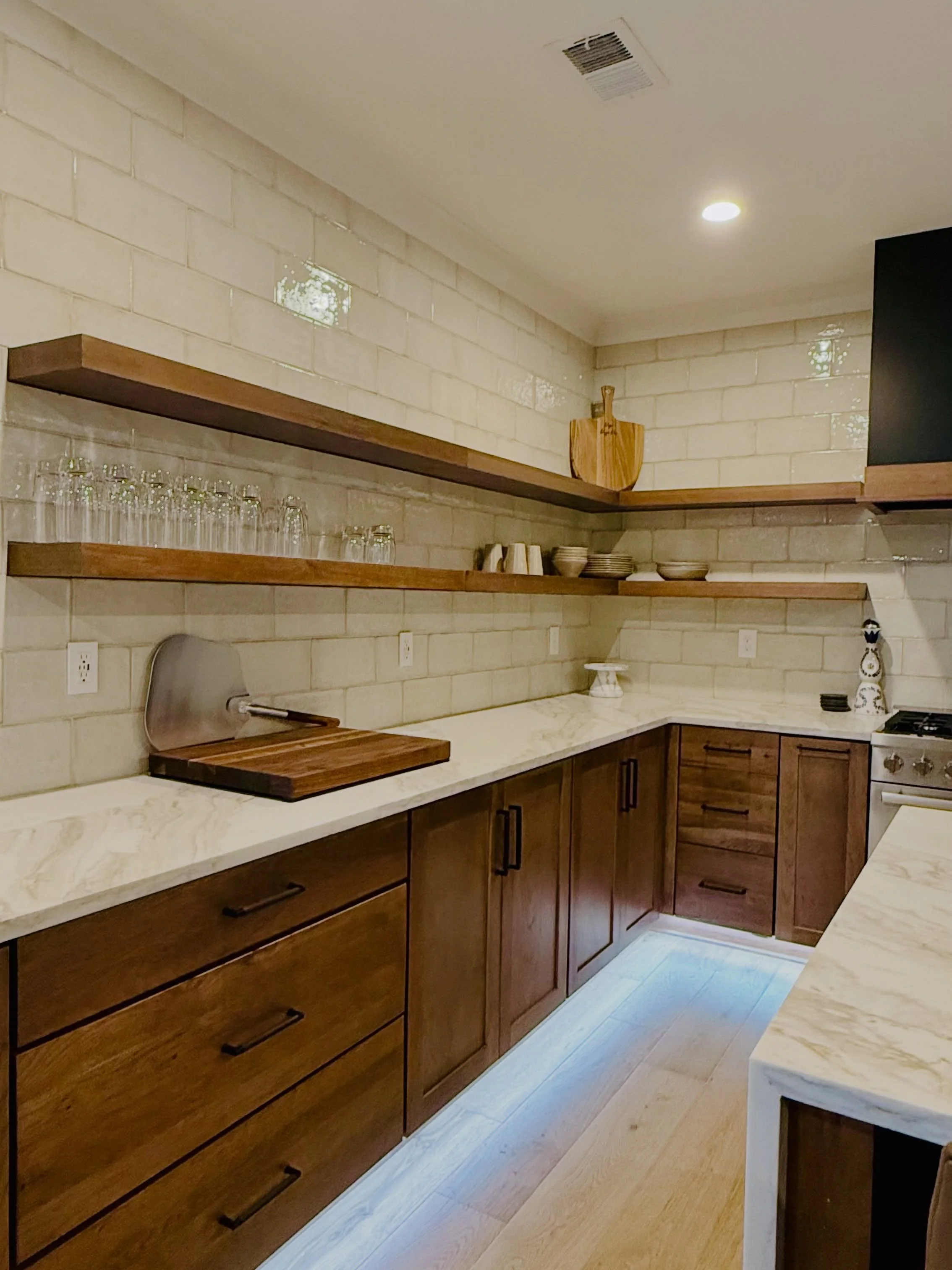 We are going from AFTER to DURING to BEFORE here!

A guest house was finished but without much in it! @marisa.r.moon took this from unopened boxes to a fully functional kitchen. And everything was washed and dried, ready to use. 🧽🫧

#HomeOrganizati