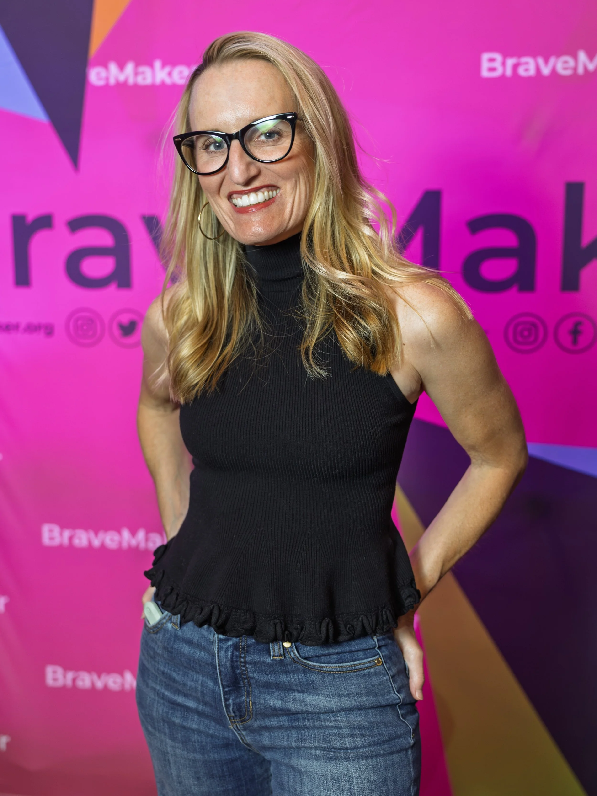 💕Wrapped my 4th year as @bravemakerfilmfest HQ manager. What a delight, what a week. 🎥

🎤 Give me all the mics always. 

🎭 I wish my job title had been BS Manager tho. 

💖 @leahknauer Queen of pink, queen of my heart. 

🎬 A million hats off to 