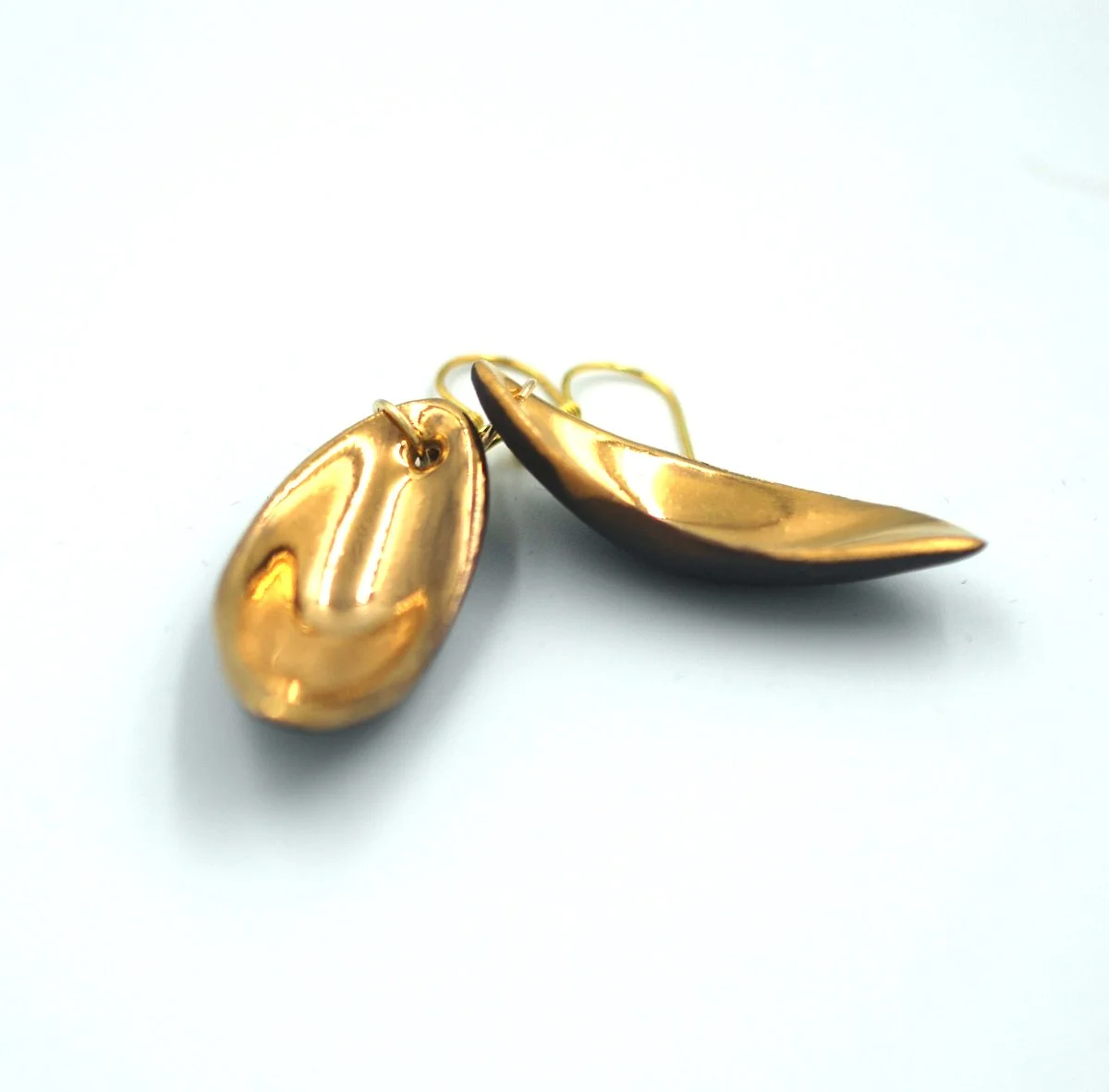 Penny-Little-Comet-black-porcelain-earrings-with-gold-lustre.jpg