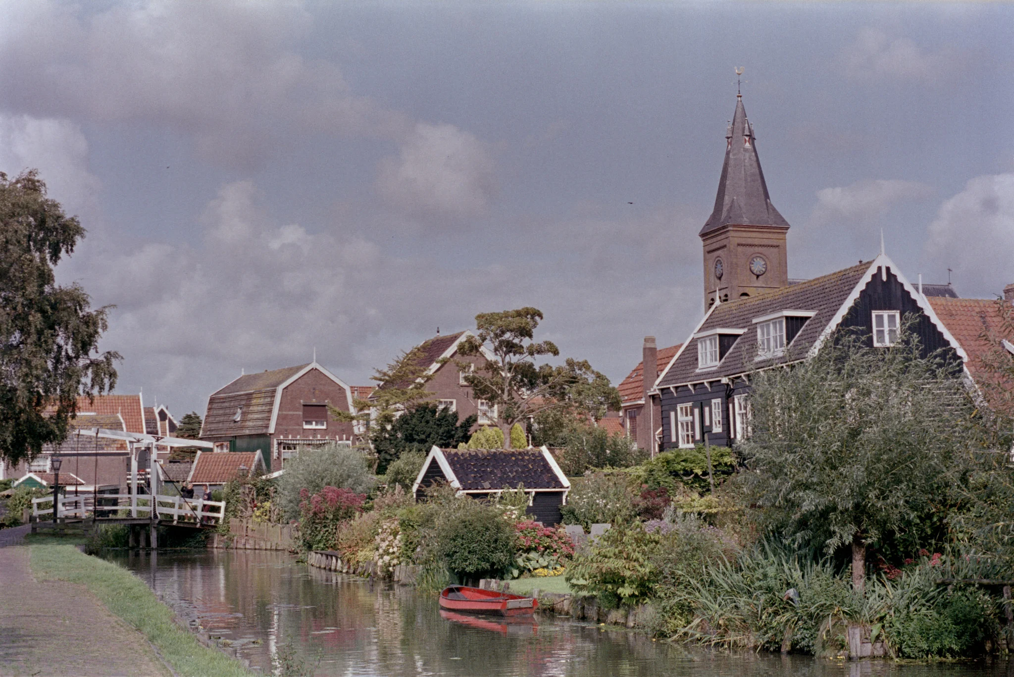 I like the Dutch. They have wrought their share of pain, but they did it early, and got out while the getting was good, and now we have largely forgotten. They mostly spent their money on the right things and now we can enjoy their beautiful houses these centuries later. Superia 400.