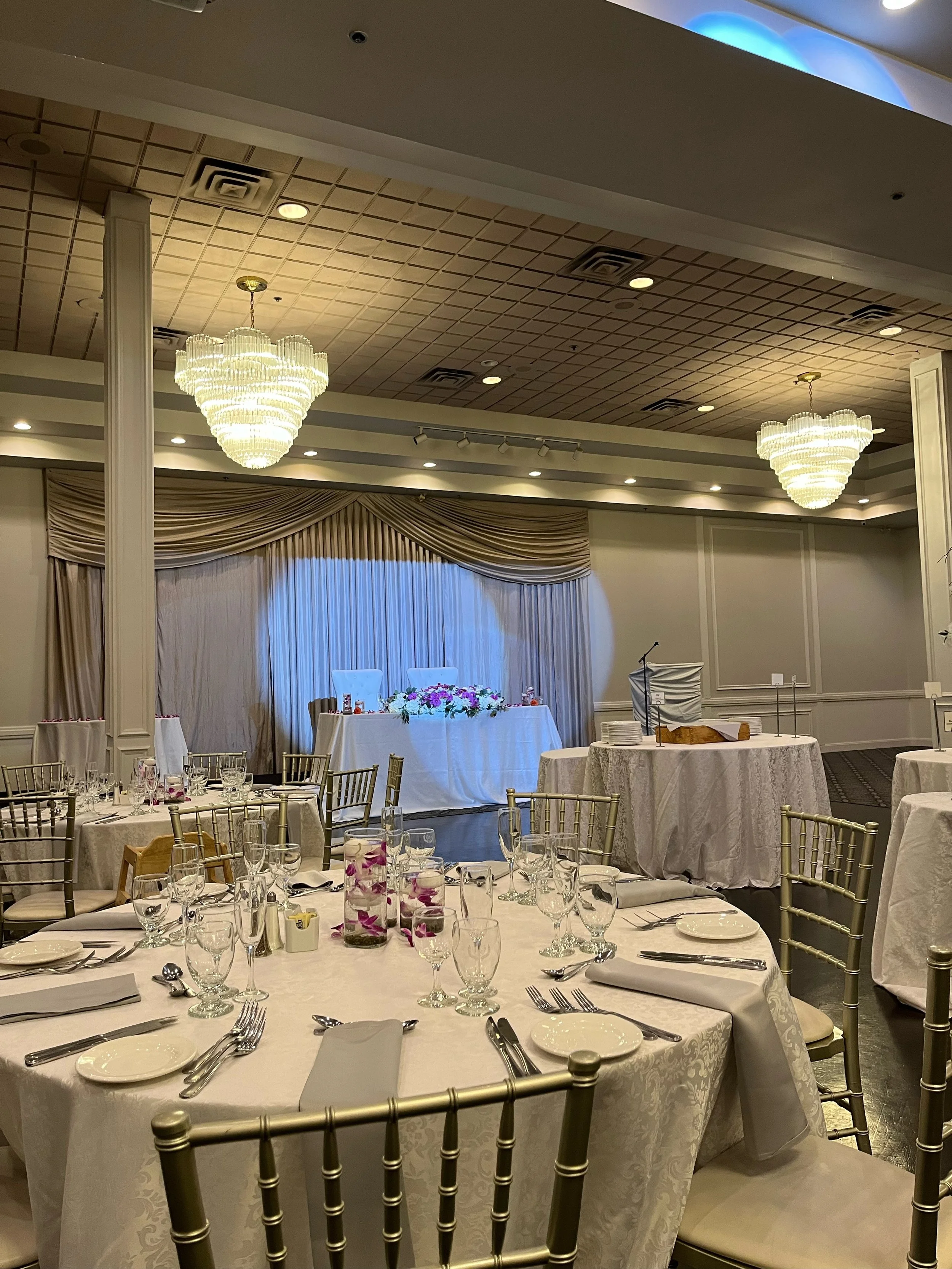 30 oct wedding-room 3-std backdrop-head table-spotlight (2).jpeg