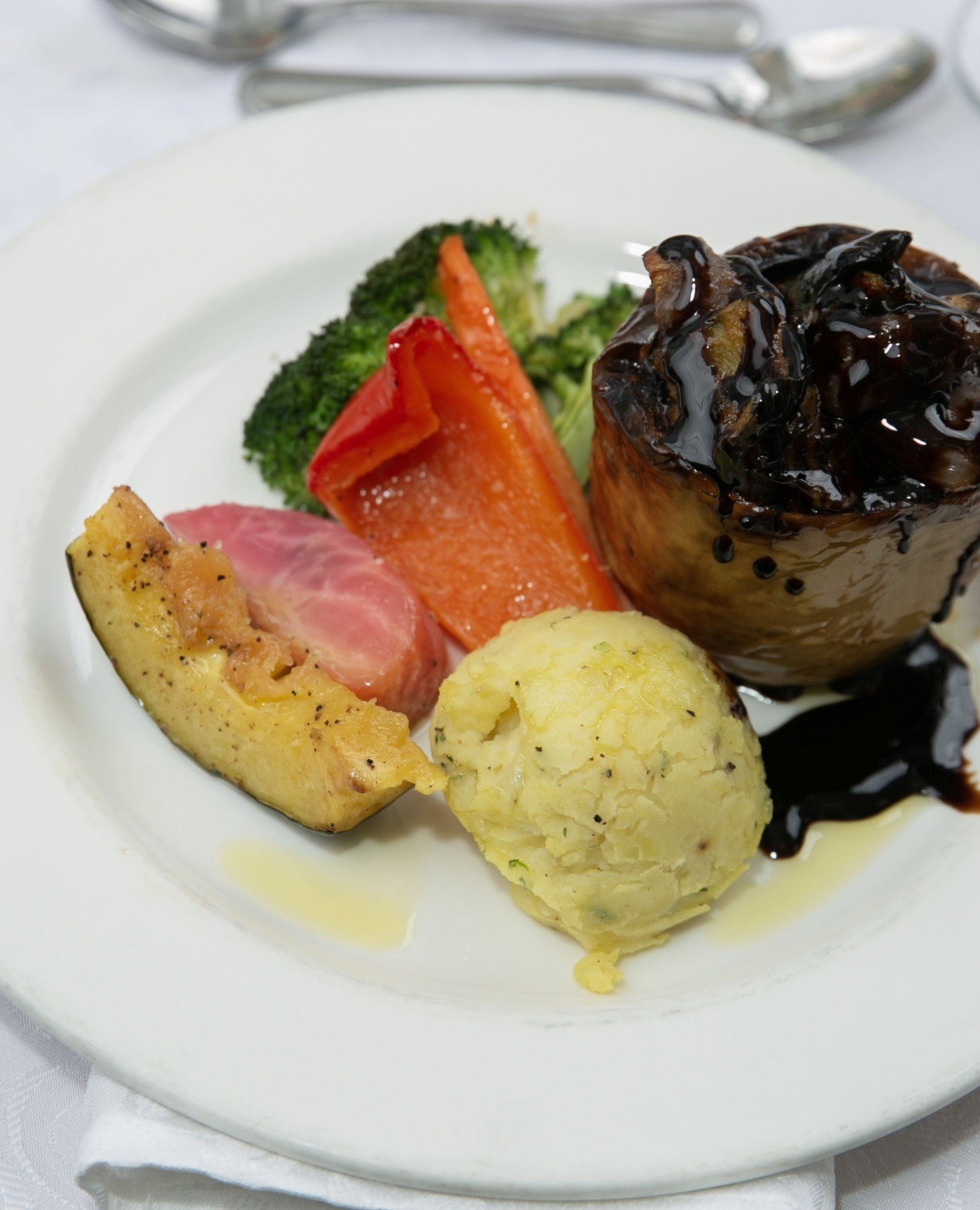 Culinary craftsmanship that turns dining into an experience.⁠
⁠
⁠
.⁠
.⁠
.⁠
.⁠
.⁠
.⁠
⁠
#MississaugaVenue #weddingvenues #events #eventplanning #finedining #eventplanner #food #delicious #weddings #event #corporateevents #mississauga #eventvenue #Missi