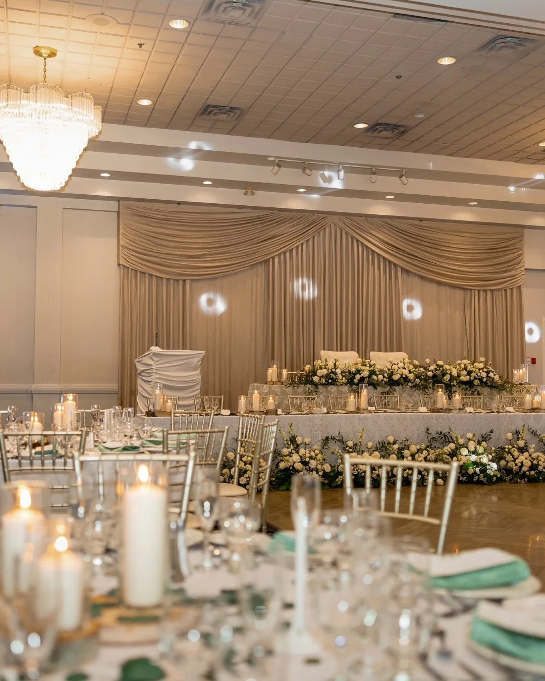A room filled with light and detail. A wedding reception within our venue.⁠
⁠
⁠
⁠
⁠
⁠
.⁠
.⁠
.⁠
.⁠
.⁠
⁠
#weddingday #mississaugavenues #weddingvenue #MississaugaGrand