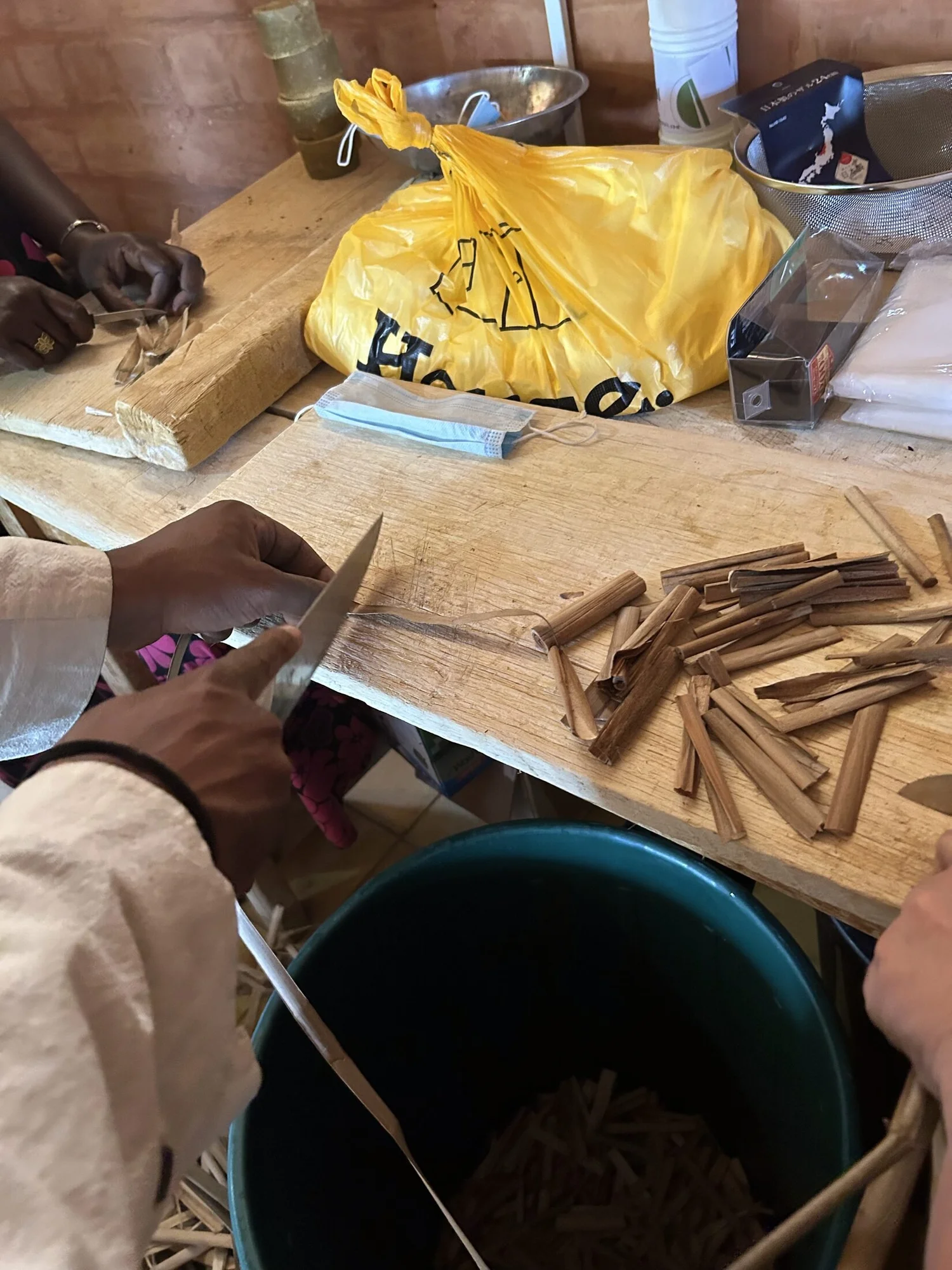 Mains qui découpent les fibres au couteau sur la table
