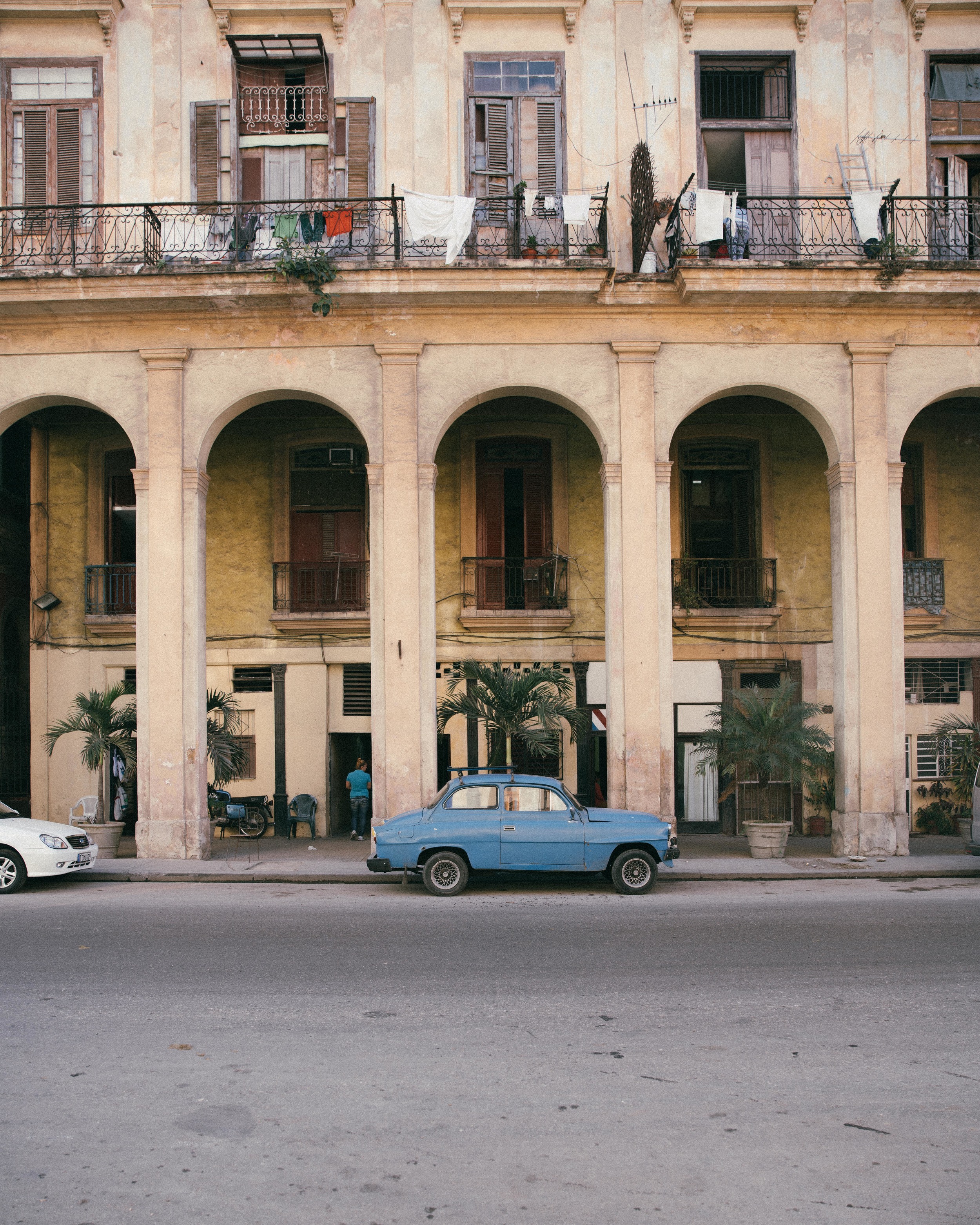 Havana Arches Blue Car (1 of 1).jpg