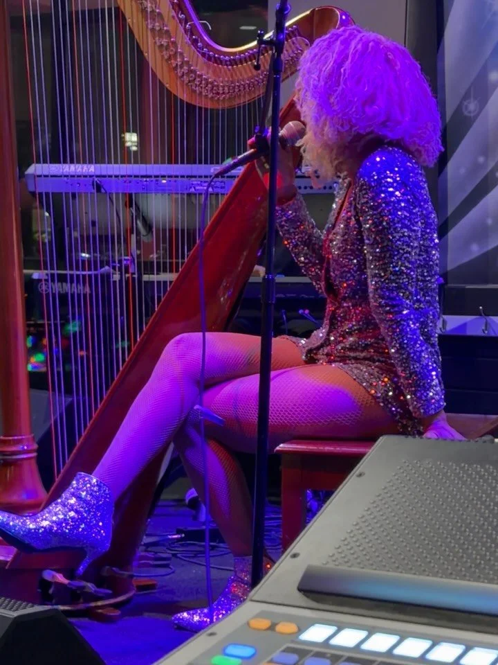 Big Shout out to everyone who came to my SOLD OUT Valentine&rsquo;s Day Show at Coaxum&rsquo;s @clccuisine Thank you so much! Til Next Time! 💃🏾💫🪉💘❤️ 

🎹 @zachwkeyz 
🥁 @jlatoiya 
🎸 @soss6969 

#Tulani #happyblackhistorymonth #guitar #harp #sin