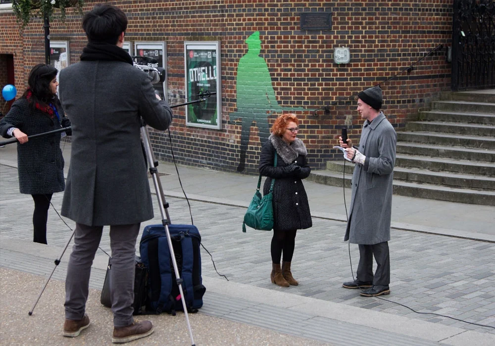 Above is me Interviewing a woman about Shakespeare to make her an 'Actor' in our secret play! Drawing on the portrayal of authority in King Lear, Lear-ing orchestrates and exerts a power over a live stage while concurrently questioning todays political system. The live performance inconspicuously manipulates the stage of general public to become an active role in this interpretation of King Lear. Although intervening with the general public, the performance is aimed to be a somewhat private spectacle for a selected audience. By becoming architectures of space through adopting a variety of roles, the performers manage to choreograph a play unbeknown to the population of the dynamic living stage. I was a 'News Reporter' reporting on the recent anniversarry of shakespears death. We also had all my team helping me along with a Bin Woman, Balloon Seller and Skate boarder acting as secret directors secretly directing the public.