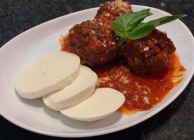 Millie&rsquo;s Meatballs with Fresh Mozzarella 😍🤤 #meatballs #famousmeatballs #milliesmeatballs #italianfood #newjersey #milliesoldworld
.
.
.
#pizza #meatballs #moristown #eatnj #njeats #njrestaurant #foodlover #woodfired #coalfired #foodie #yum #