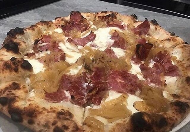 Millie&rsquo;s Wood Fired Capicola White Pie🔥🤤 Ricotta spread, Capicola Ham, Saut&eacute;ed Onions, Homemade Mozzarella, and Parmigiano Reggiano! #ricotta #capicola #morristown #italianfood #milliesoldworld
.
.
.
#pizza #meatballs #newjersey #eatne