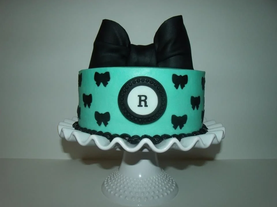turquiose bow cake-1.jpg