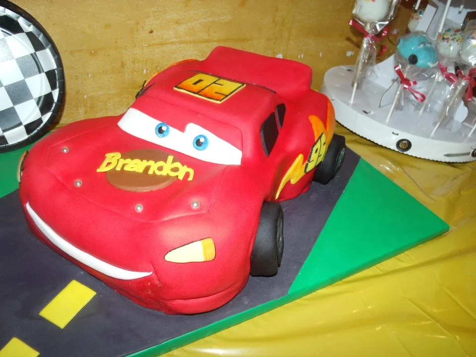 sculpted lightning mcqueen cake cupncake.jpg