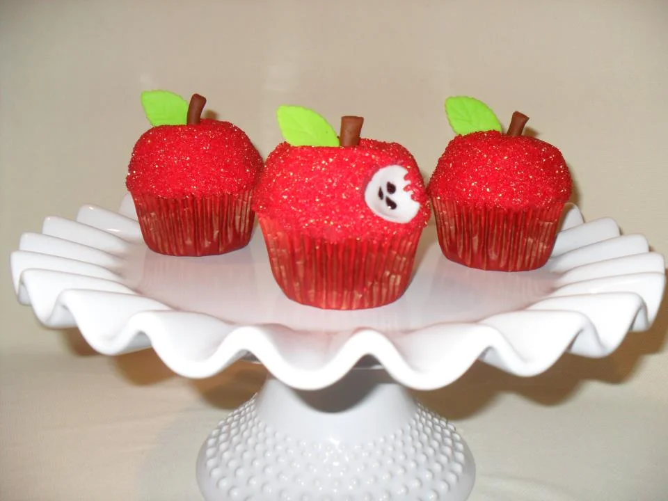 apple teacher cupcakes.jpg