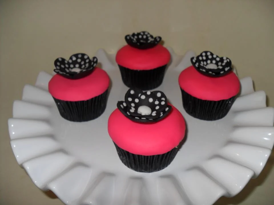 hot pink black white cupcakes.jpg