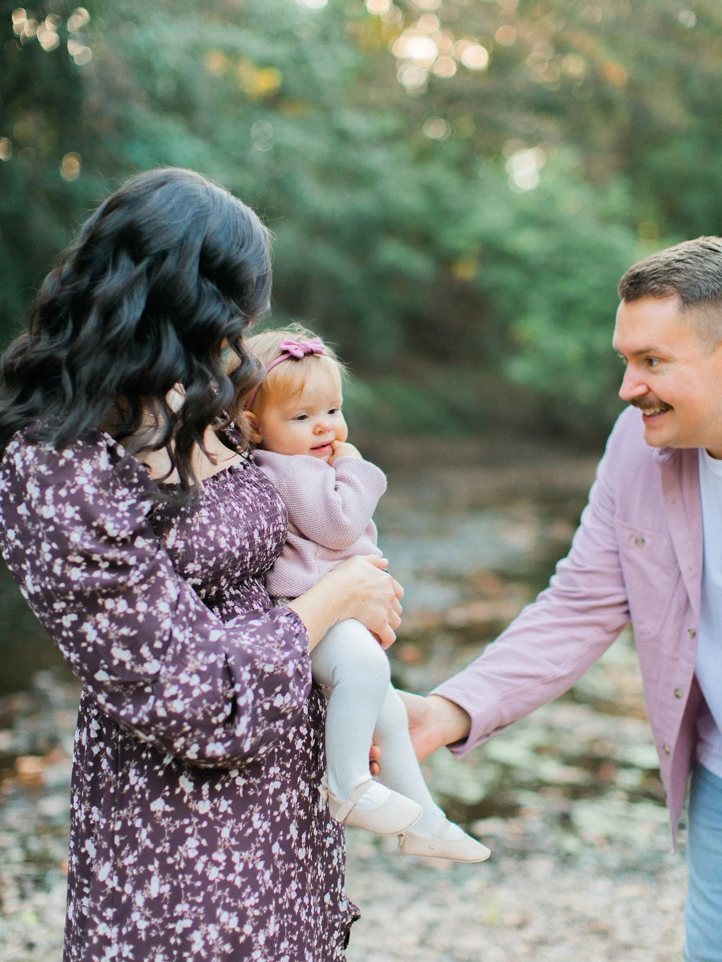 We snuck this sweet family session in just before the trees started to completely turn. Rebecca is a happy babe with the kindest parents - I loved our little creek/field adventure!

#artoftheheartcollective #motherhoodanthology #abigailjill #family #