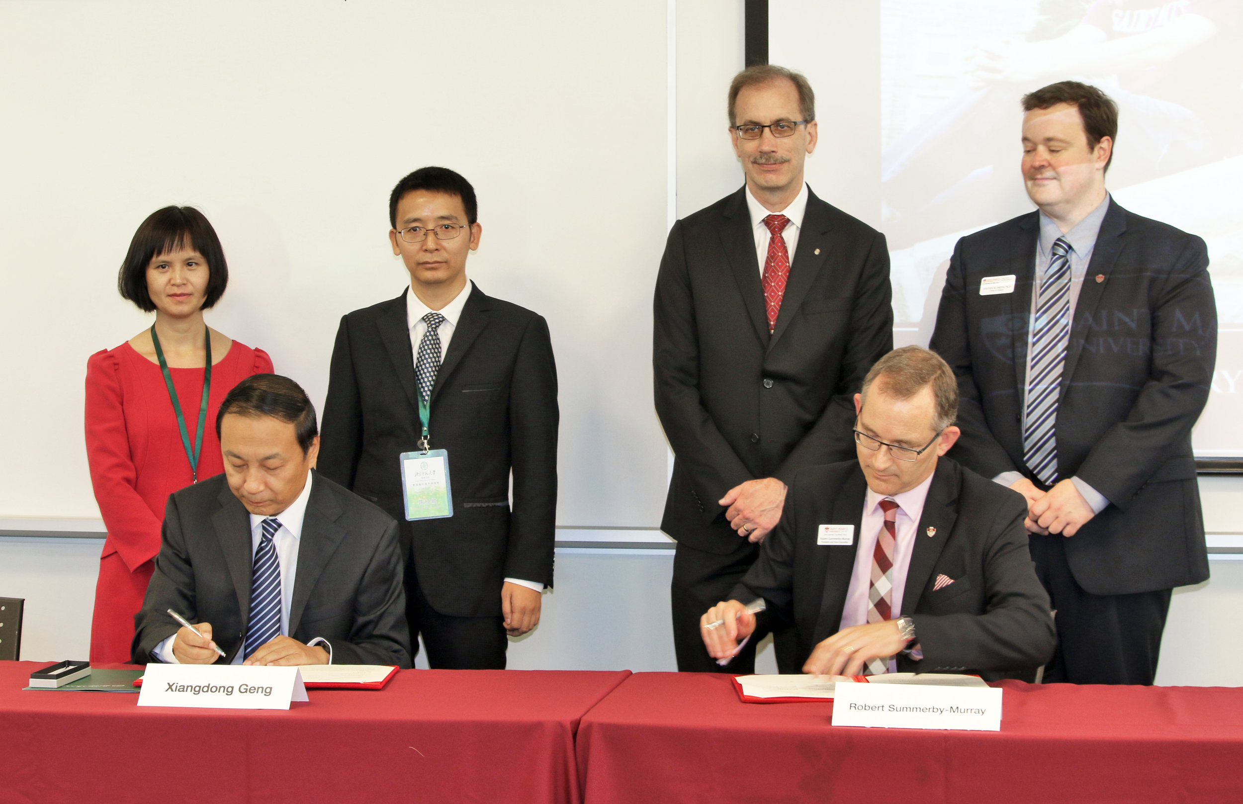 Seated: Xiangdong Geng, Chair of University Council, BNUZ; Dr. Robert Summerby-Murray, President, SMU Standing: Professors Hongyu Xiao and Hongshun Chen, Faculty Members, School of Information Technology, BNUZ; Dr. Malcolm Butler, VP Academic and Research, SMU; Dr. Steven Smith, Dean, Faculty of Science, SMU