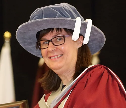 Dr. Wendy Carroll receives the Dr. Geraldine Thomas Educational Leadership Award