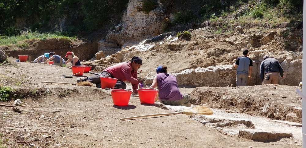 Villa+students+excavating.jpg