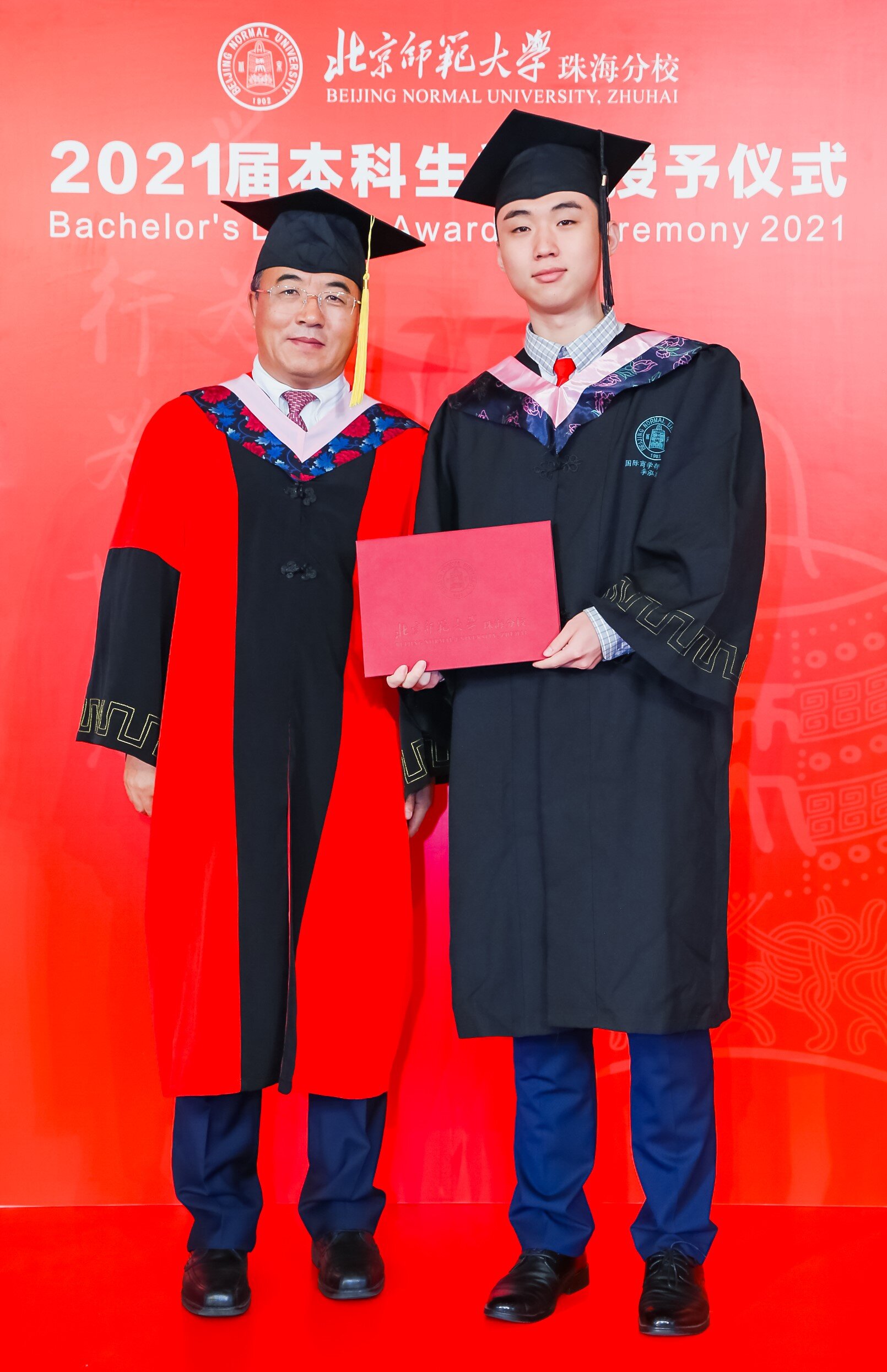   Li Honglin is awarded his degree by Prof. Zheng Guomin, Assistant to the President and Vice Provost, Beijing Normal University, and Deputy Director of the Administrative Committee and Provost, Beijing Normal University at Zhuhai.  