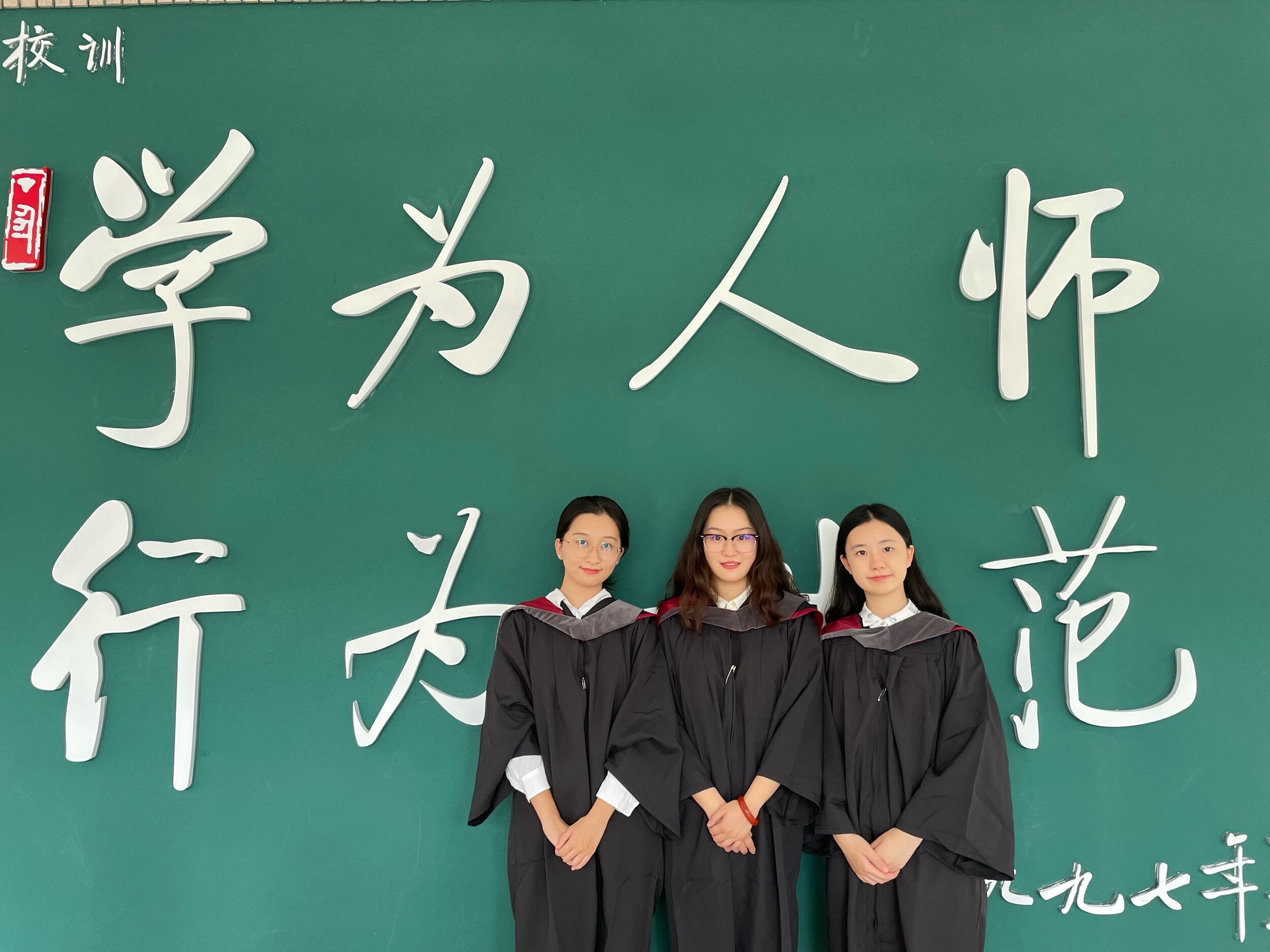   Graduates from the Joint BComm Program complete 2 degrees: a Bachelor of Commerce (major in finance) from SMU and a Bachelor of Economics from BNUZ. Zhao Xinyi (left), Lu Jingyi (centre) and Tang Ziluo (right) pose for a photo wearing the Sobey BCo