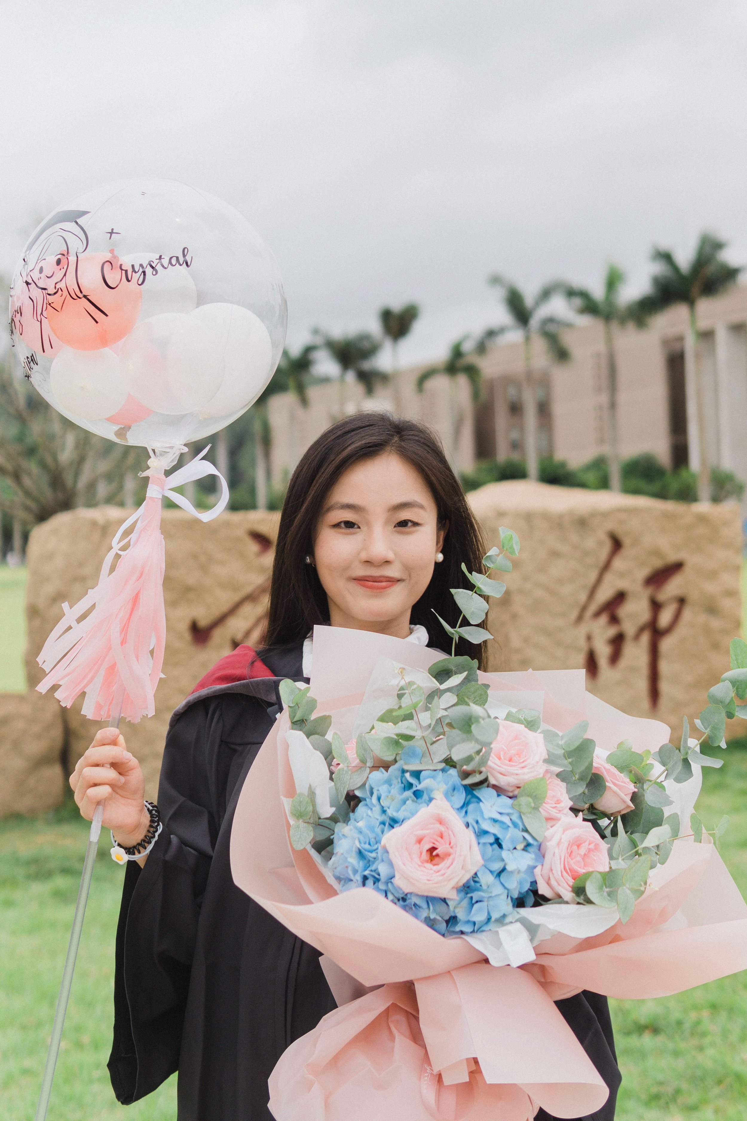  Zheng Jingjing graduated  summa cum laude  with a BComm (major in Finance) from SMU and a Bachelor of Economics from BNUZ.  