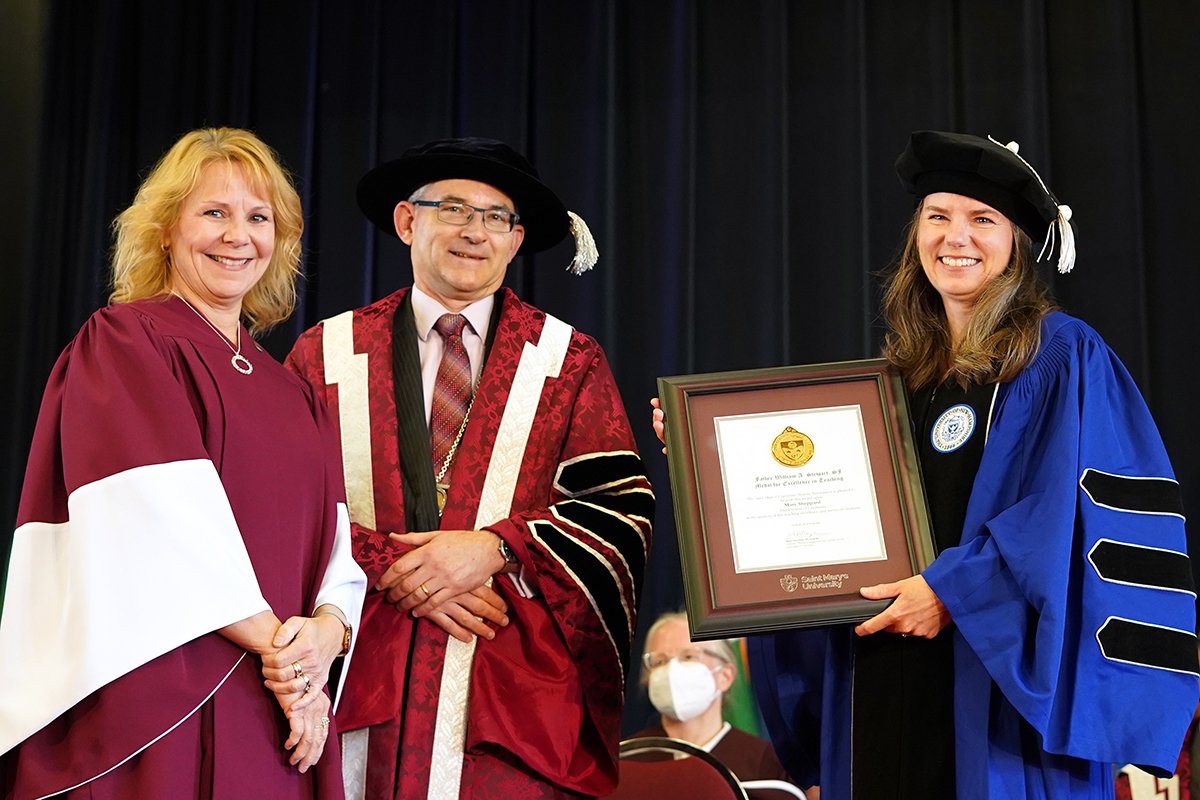  Dr. Mary Sheppard (right) with Alumni Association member Fiona King and President Summerby-Murray 