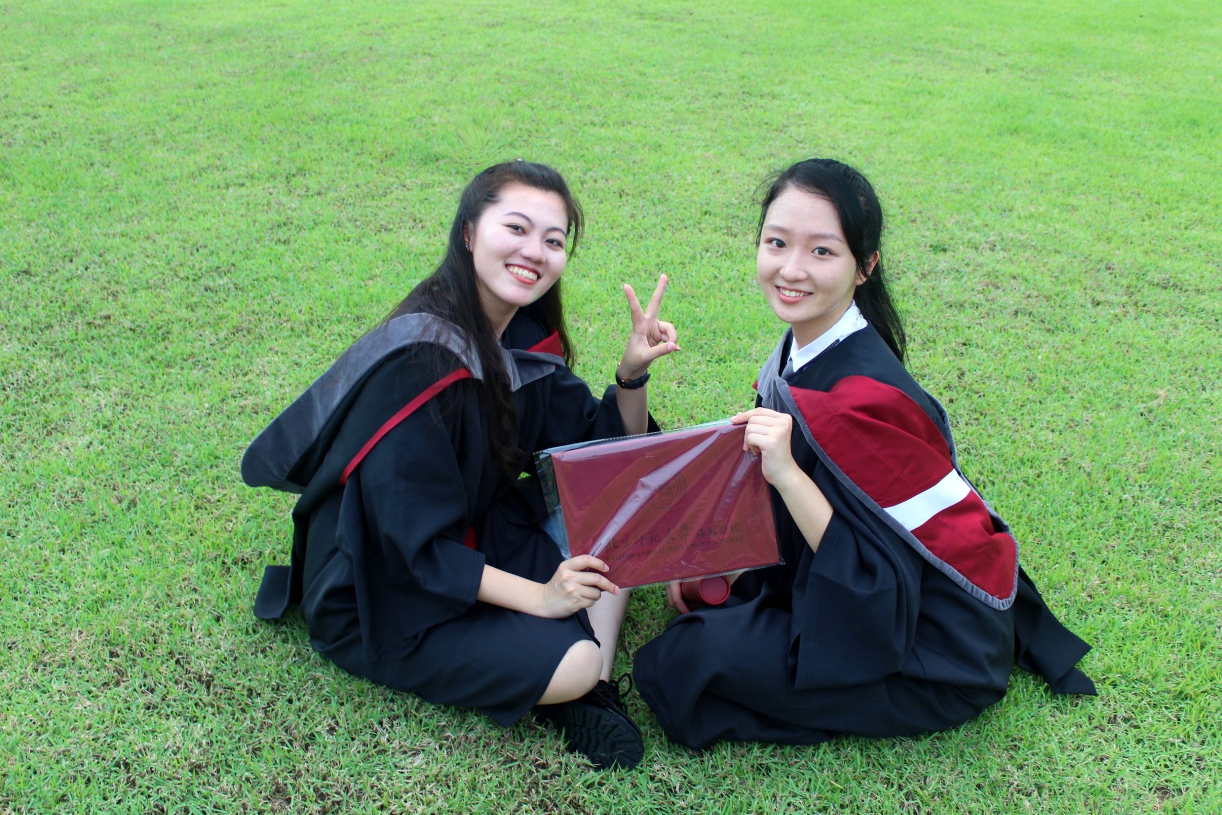  Zhu Jiahui (left) and Li Xiaoyu (right) celebrate their graduation together on one of the many green spaces at BNUZ.  