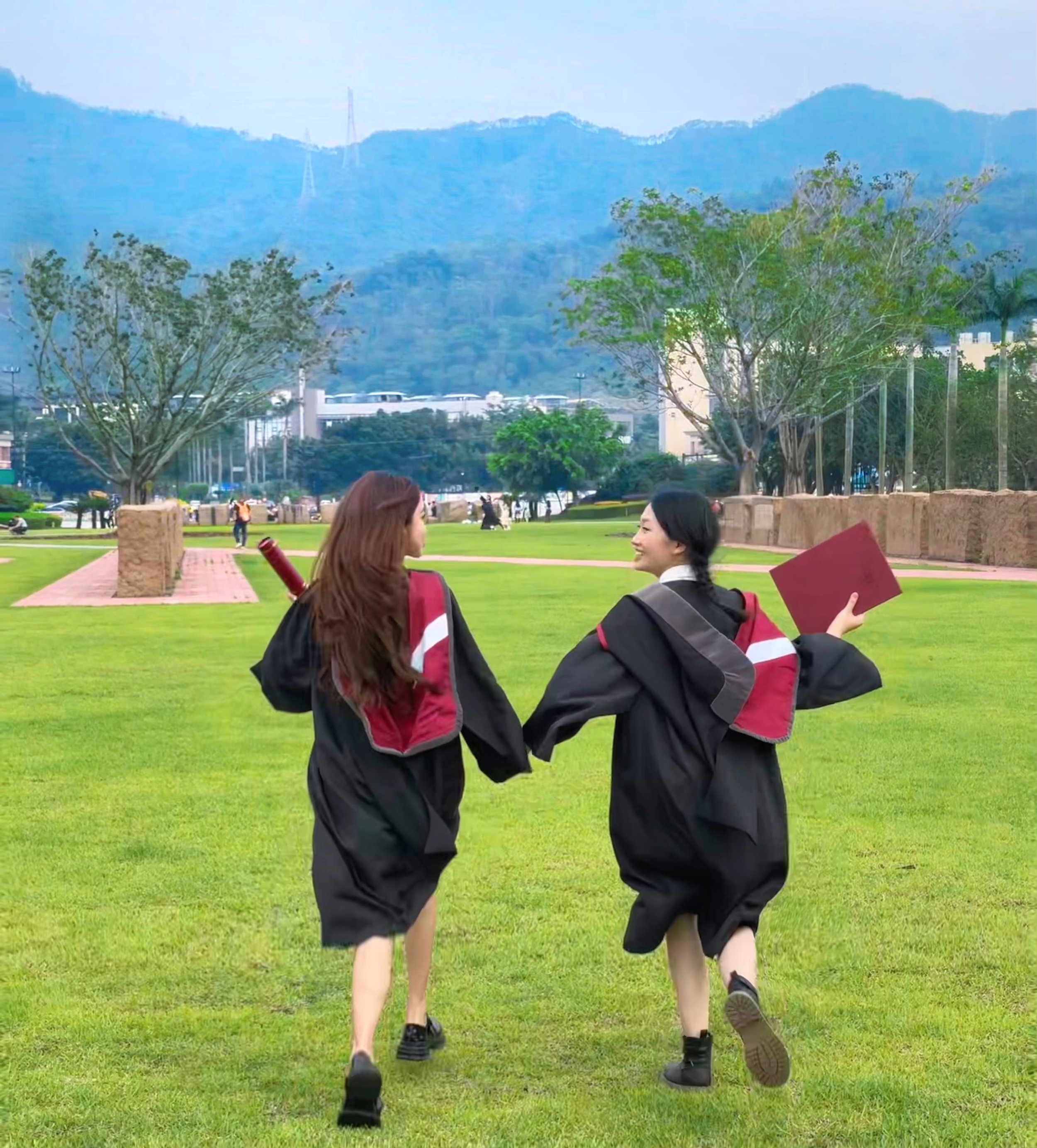  Friends and classmates Ye Yiting (left) and Yu Hanya (right) enjoy one last afternoon at BNUZ following their graduation. 