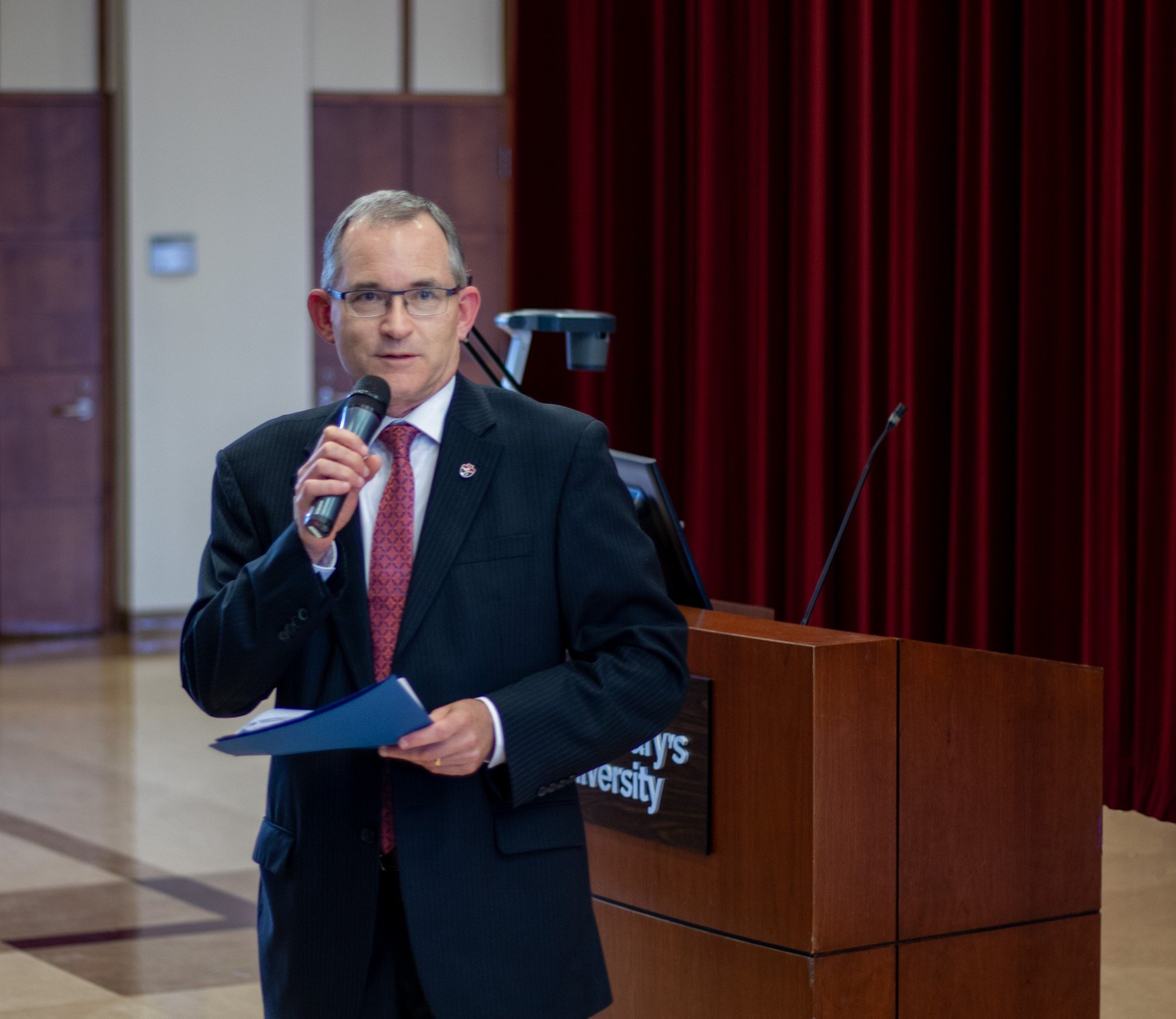  Dr. Robert Summerby-Murray welcomes students 