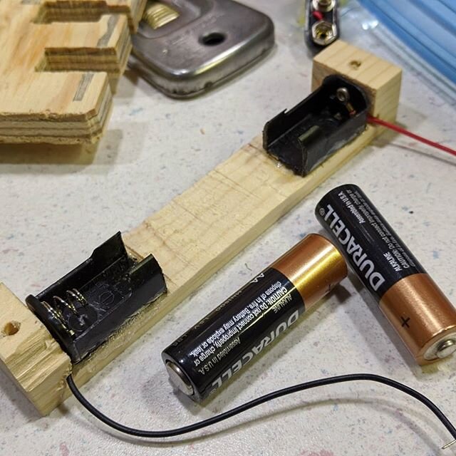 When you need a two-battery-holder but only have a single-battery-holder... Just cut, and add wood and CA glue

#macgyver #electronics #usewhatyouhave