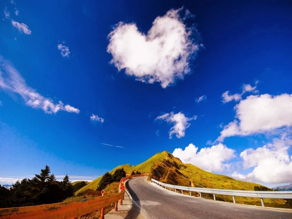 heart cloud in sky.jpg