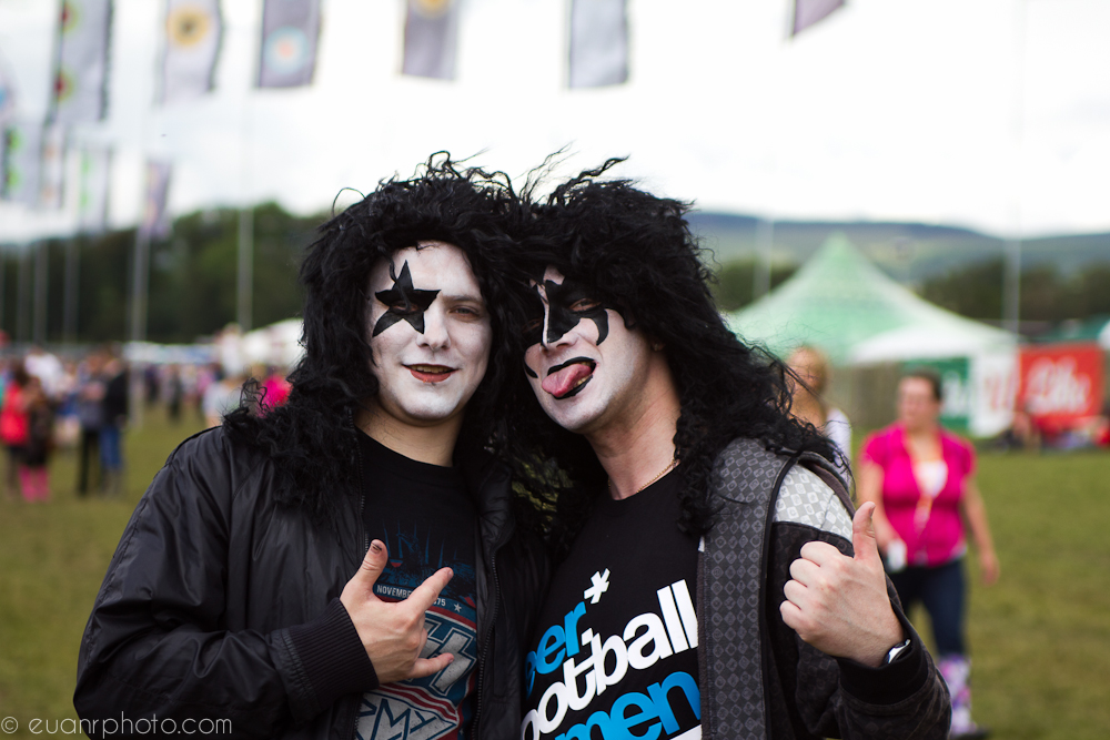  Kiss make an appearance in the crowd 