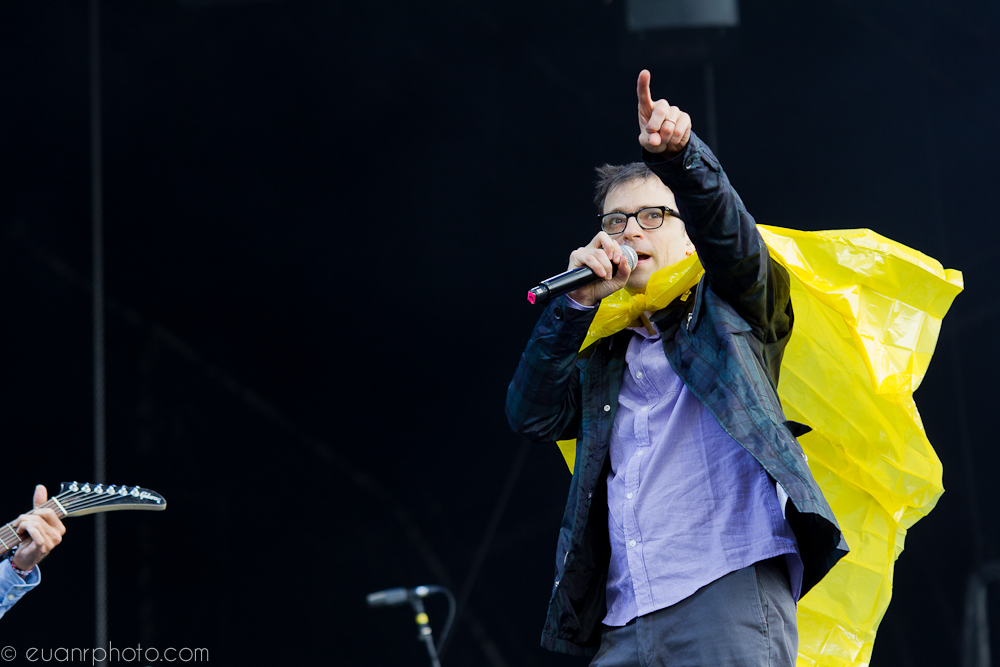  Rivers Cuomo of Weezer joins in with the weather enforced fashion 